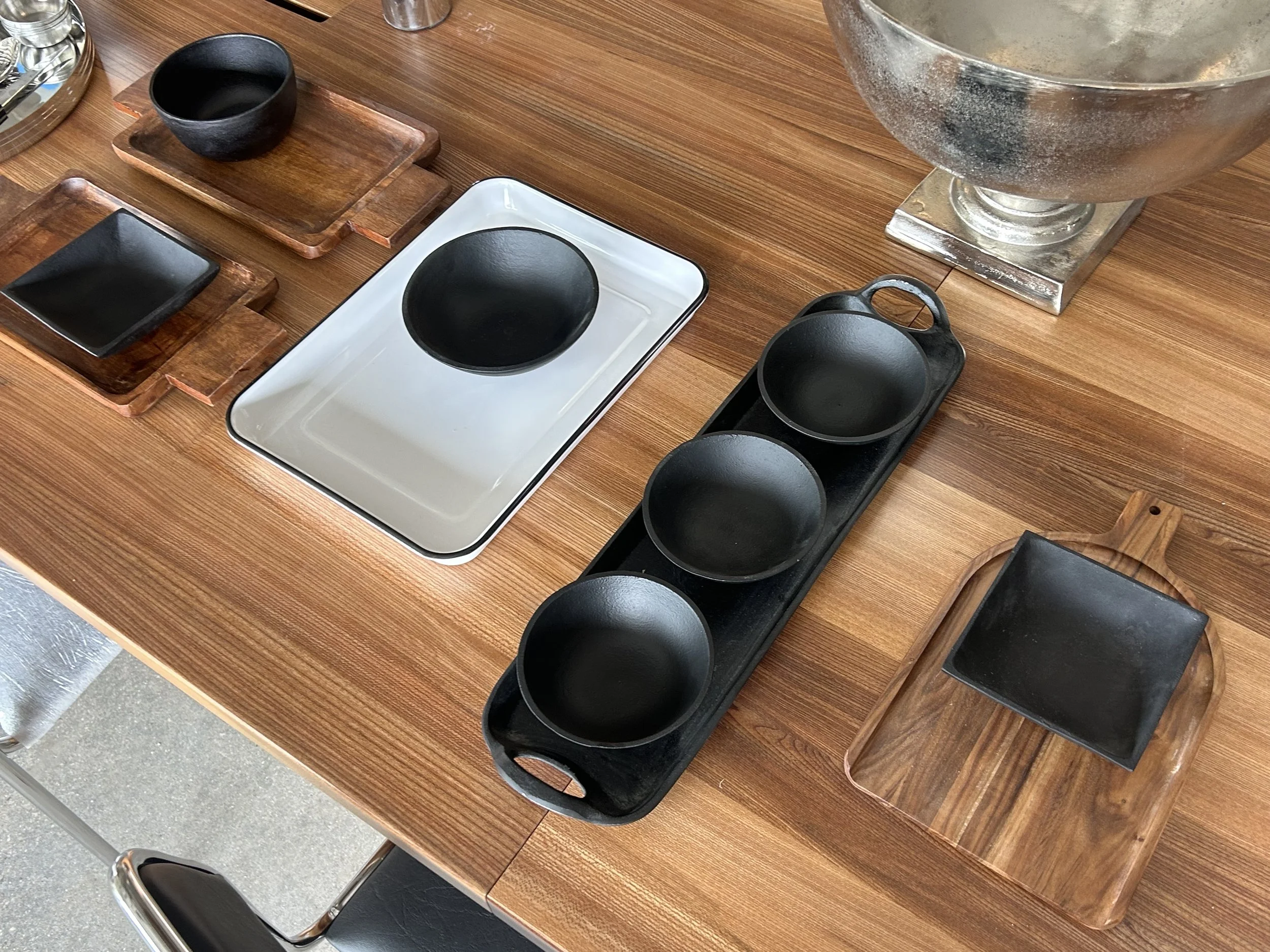 CLIENT: EVEN HOUSE 
Presentation-ware for food and beverage program. 
Inspiration: Natural elements built to last: cast iron, woods, stainless steel combined with classic and timeless designs. Use of trays for hospitality service and relaxed clubhous