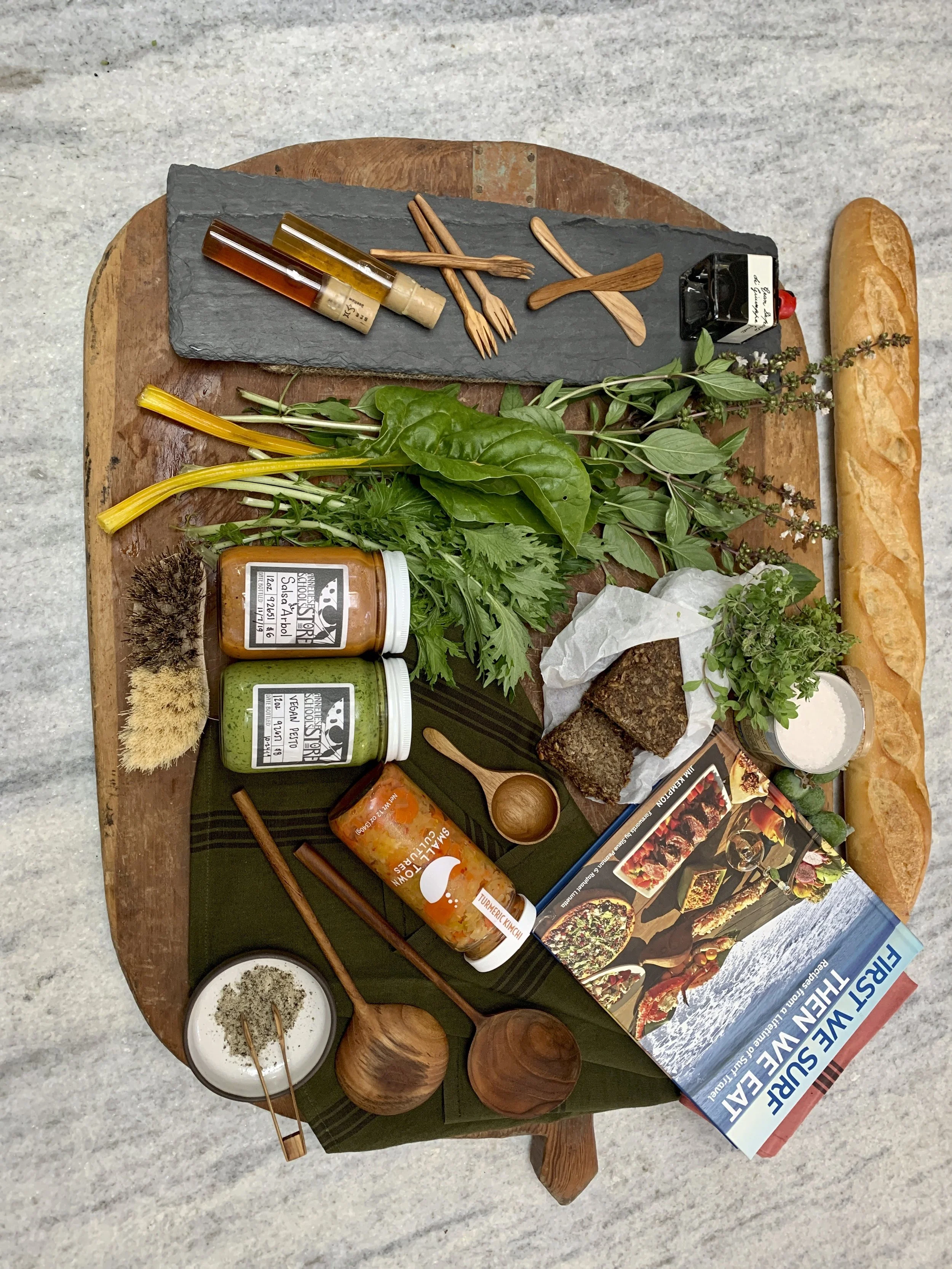 Product styling & Flat Lay composing, elevating consumer goods, through modern, editorial visuals designed for brand's e-commerce and digital use. 