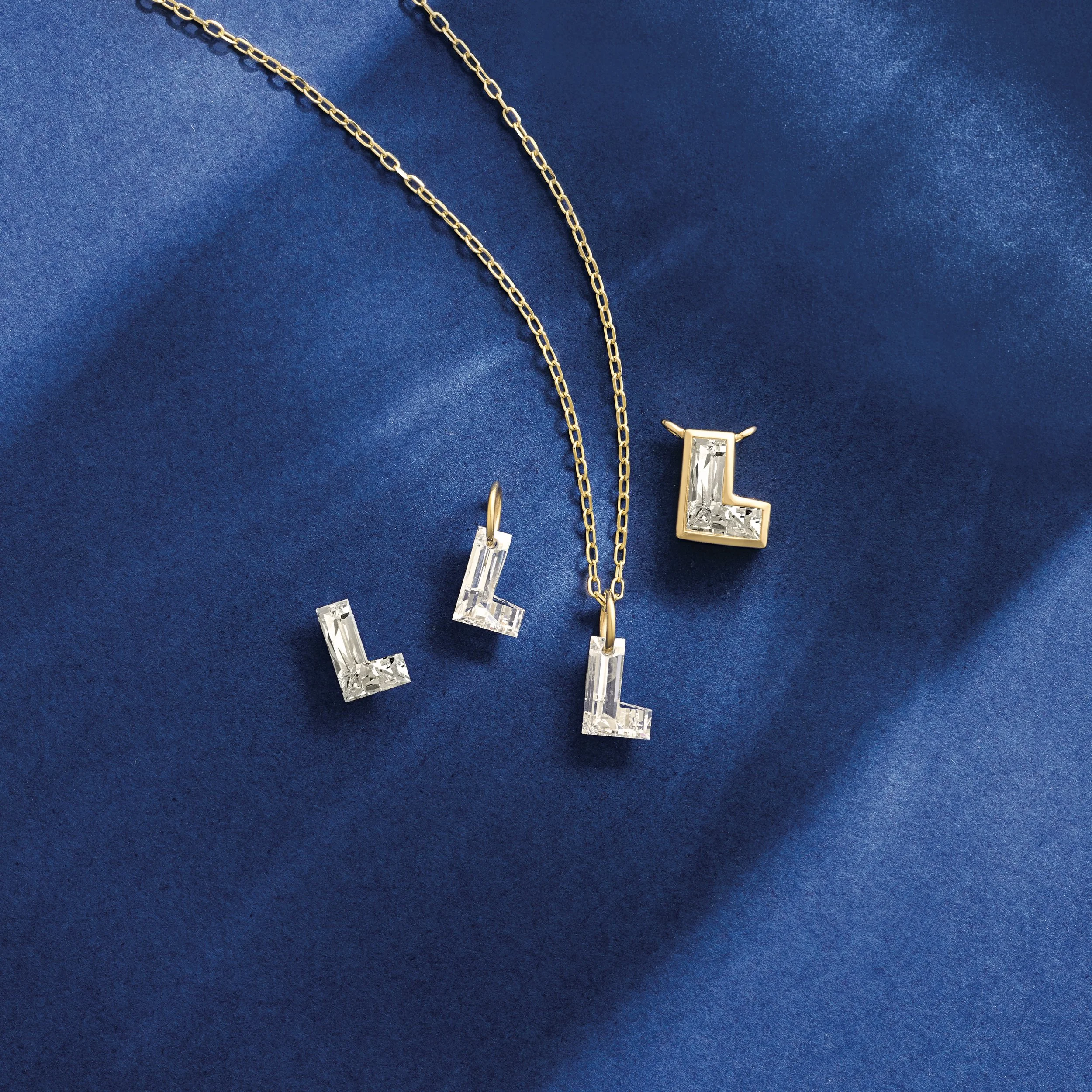 Why use a bunch of little diamonds when one can do the job?
Diamond initials, but better✨🤭

#diamondjewelry #labgrowndiamonds #naturaldiamonds #diamondjewellery #vancouver