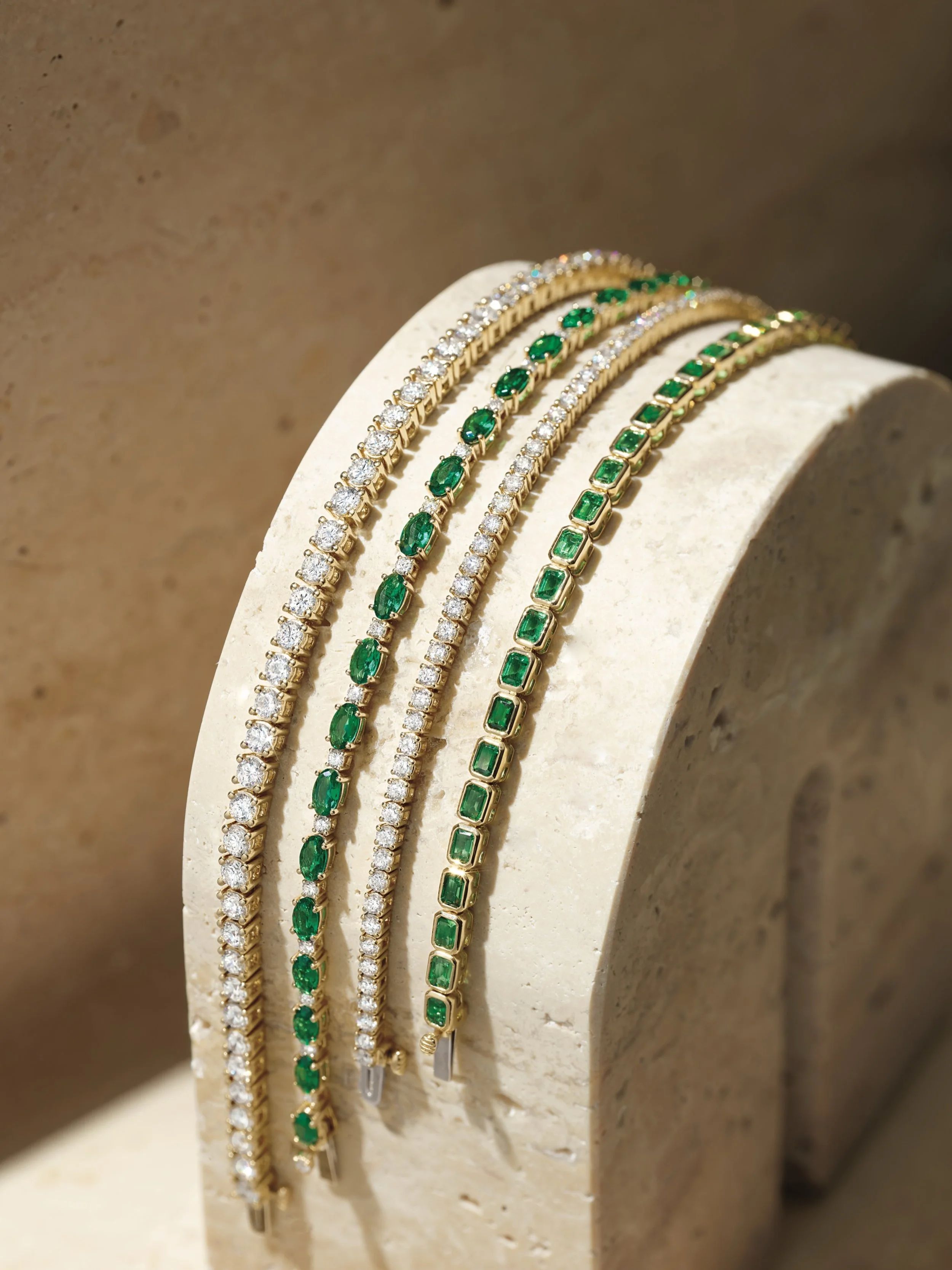 Diamonds + Emeralds = the perfect match ✨

#tennisbracelet #diamondtennisbracelet #emeralds #diamonds #vancouver