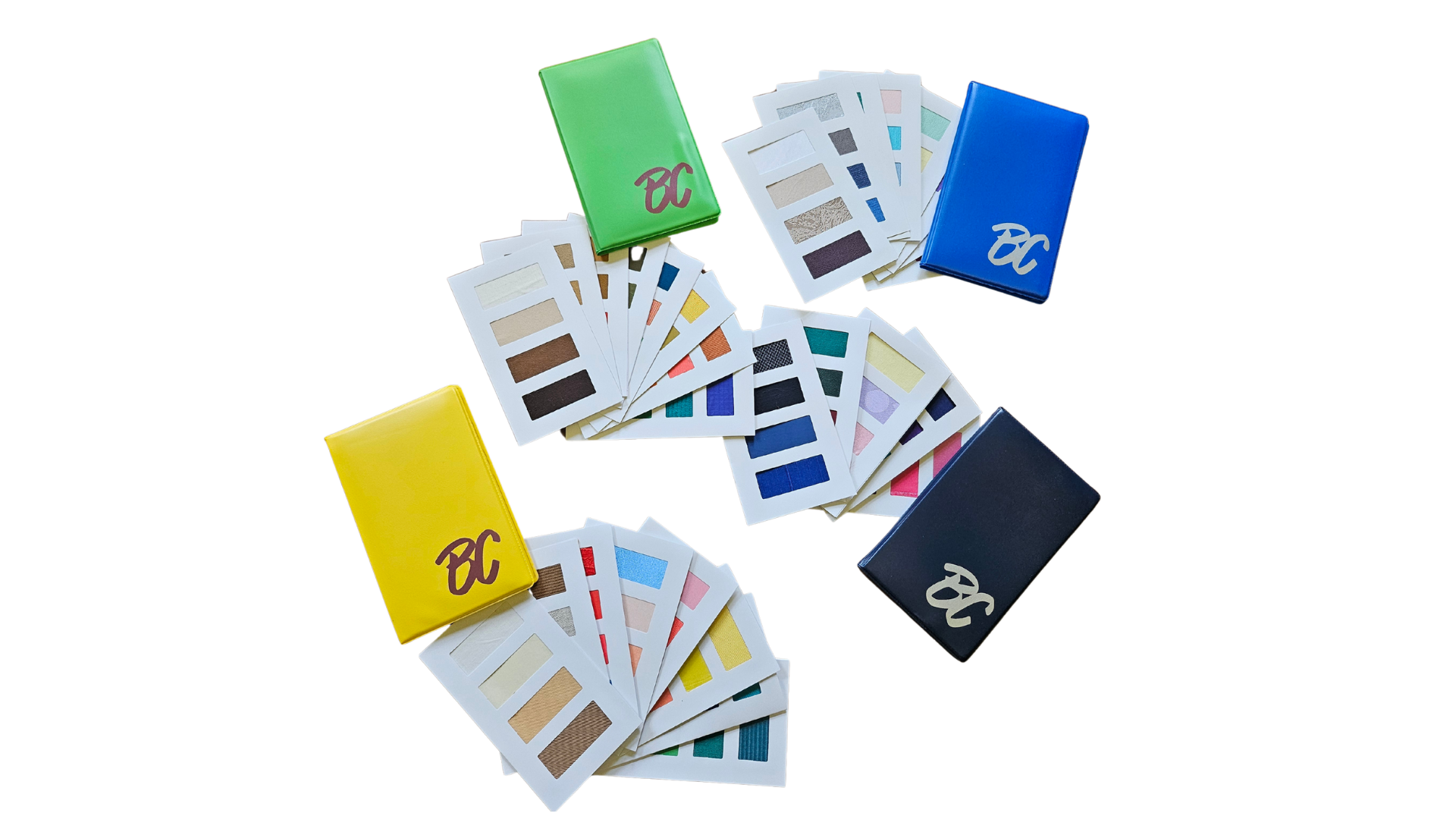 Kuvassa on värivaihtoehtoja ja värimittarilehtiä, sekä kolme väriä sisältävää pientä kangaspakkaa.