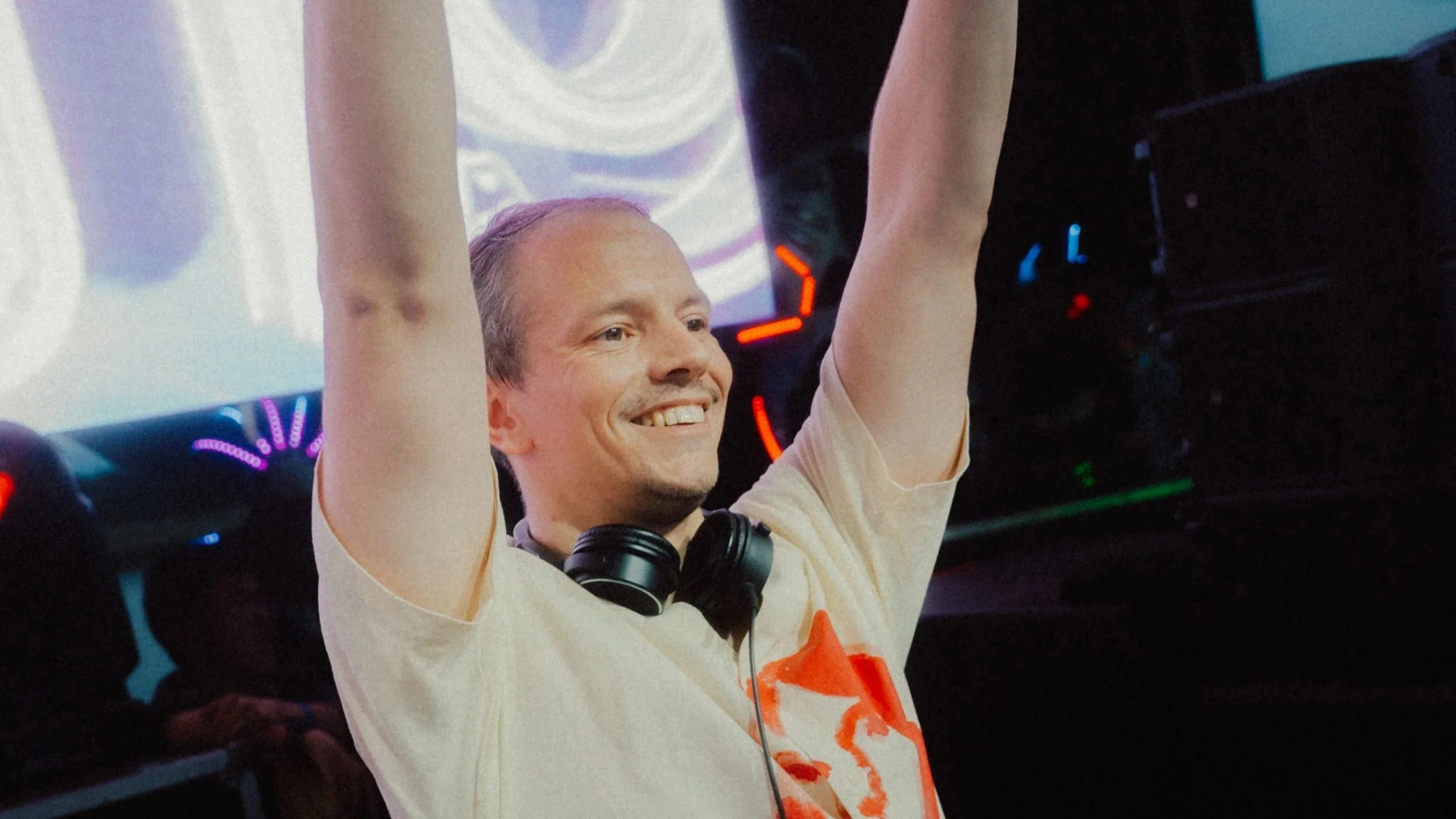 Dynamic live performance photography capturing movement and energy during an Alle Farben show.