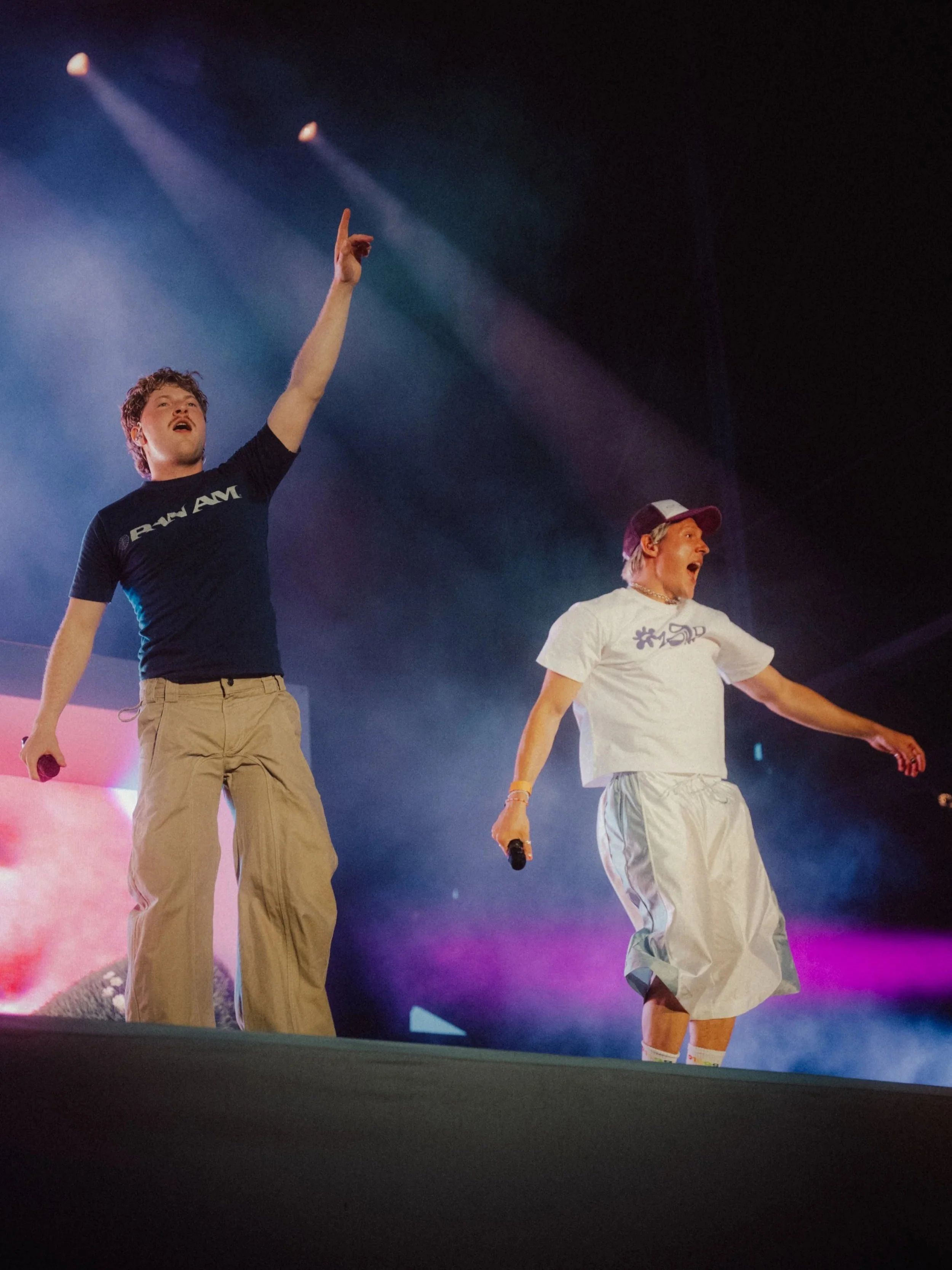 Live-Fotografie, die die Interaktion zwischen 01099 und dem Publikum auf einem Festival zeigt.