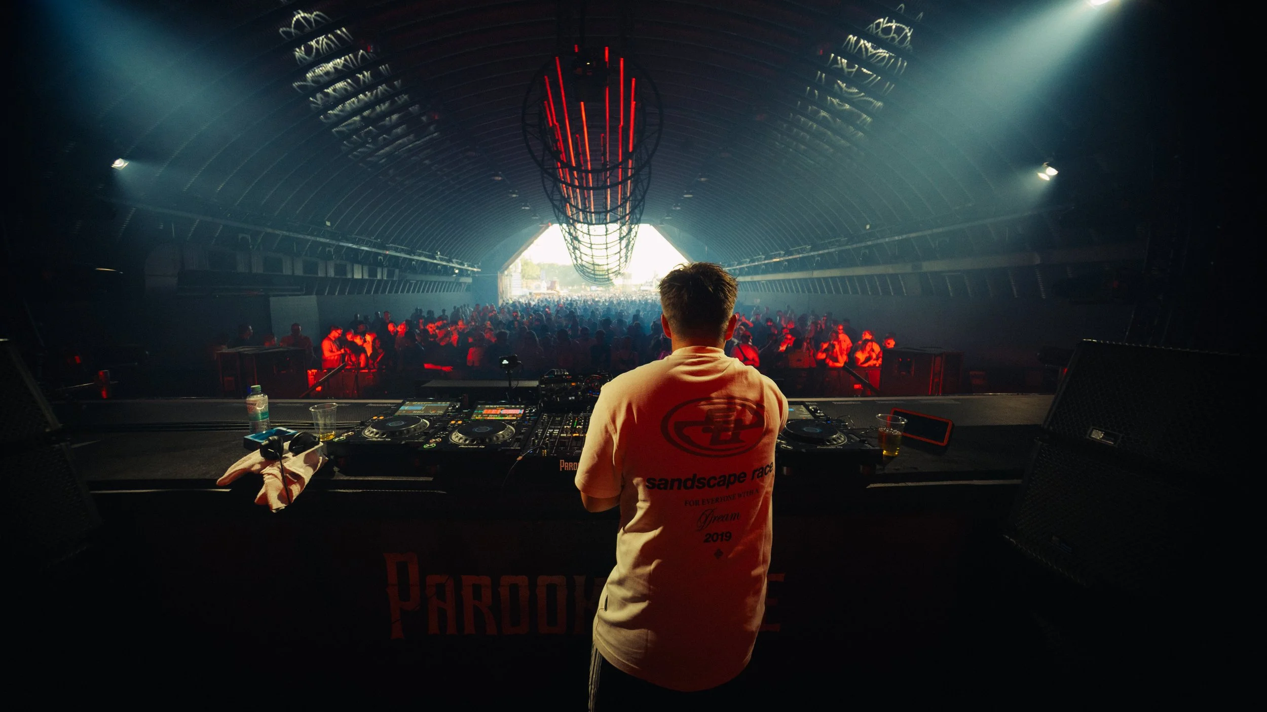 Atmosphärische Festivalfotografie beim Parookaville mit Fokus auf Licht, Crowd und elektronischer Musikstimmung während des Sonny-Wern-Auftritts.