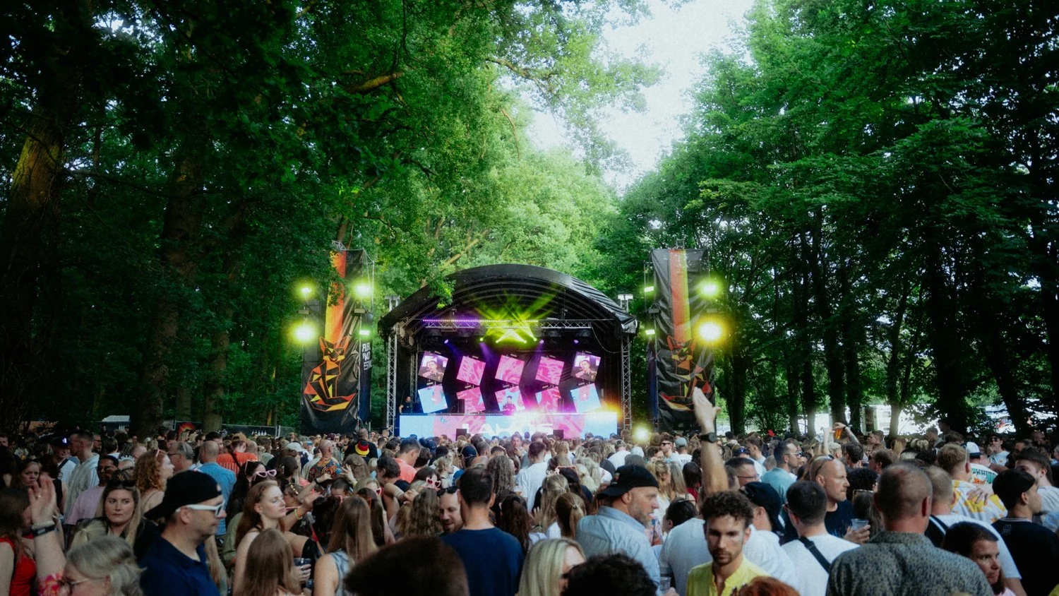 Professionelle Event- und Konzertfotografie eines Live-Auftritts von Lahos bei einem Musikfestival.