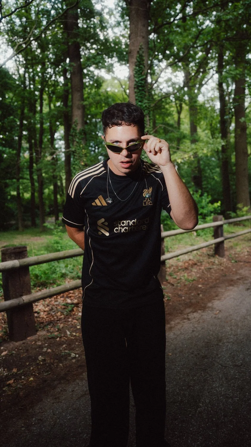 Hochwertiges Pressefoto von Lahos mit Fokus auf Bühnenpräsenz, Ausdruck und musikalische Identität bei einem Konzert oder Festival.