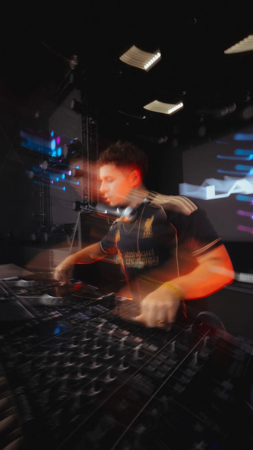 Nahaufnahme eines Live-Moments von Lahos, fotografiert für professionelle Musik- und Konzertfotografie.