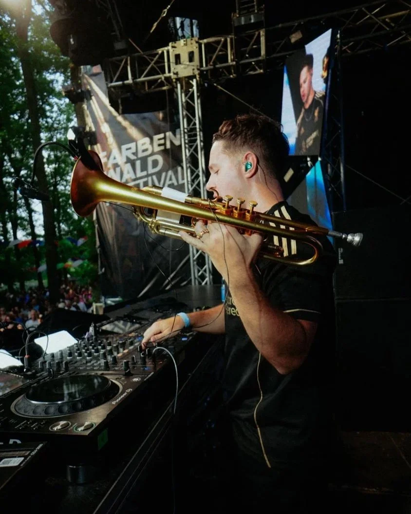 Live-Konzertfotografie von Lahos mit klarem Fokus auf den Künstler und seine Performance.