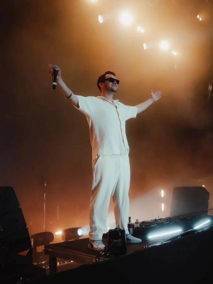 Der DJ "YouNotUS" steht auf dem DJ Pult bei der FFH Just White Party