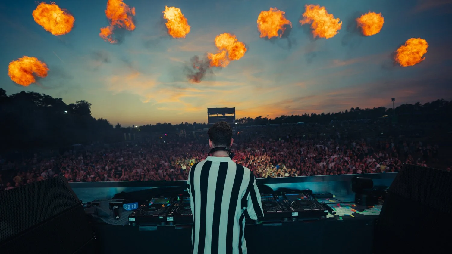 Foto von der Show von YouNotUs beim Heidepark Festival mit Special Effekten und Flammen