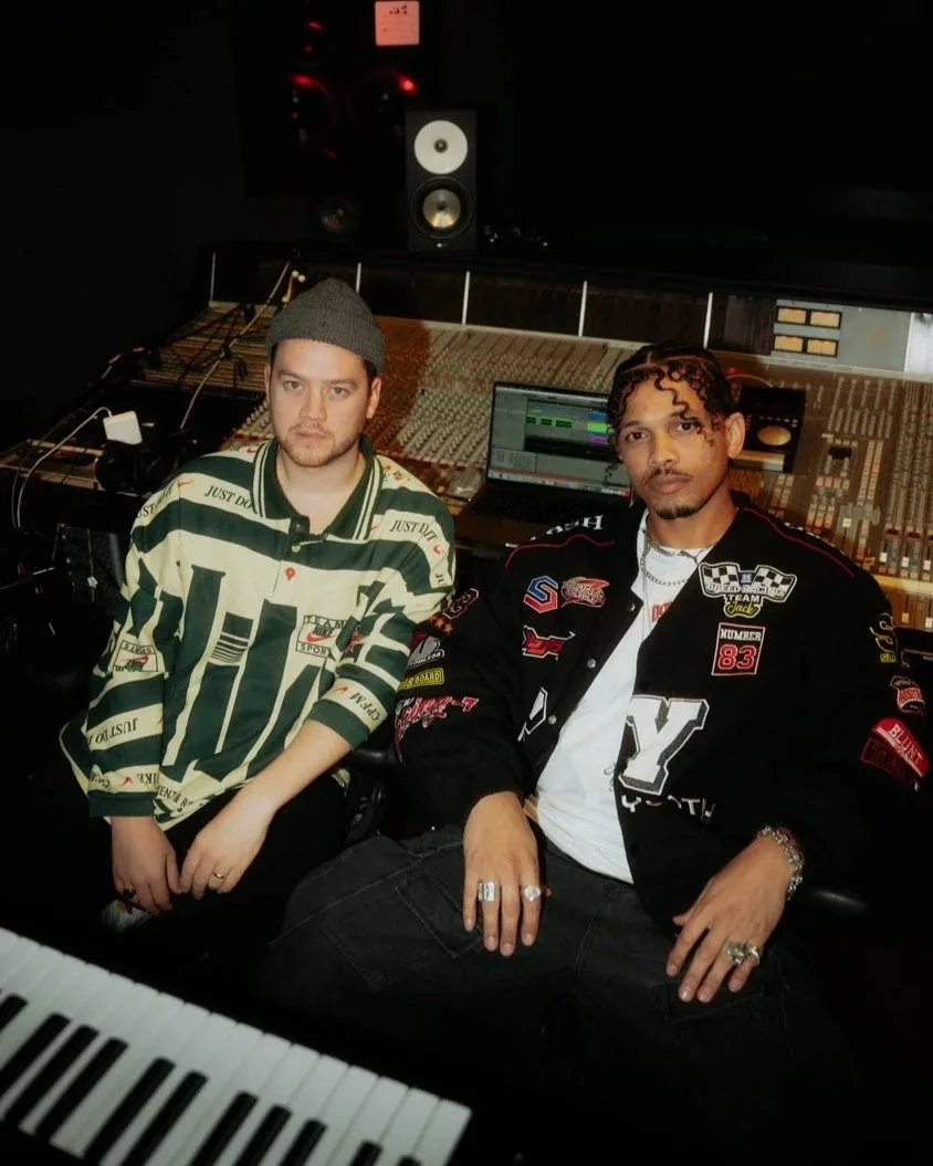 Für den Release von "On My Way" wurden mehrere Content Pieces erstellt um mehr Reichweite zu erzielen und dabei wurden auch Fotos im Studio gemacht, die als Presse Fotos dienten.