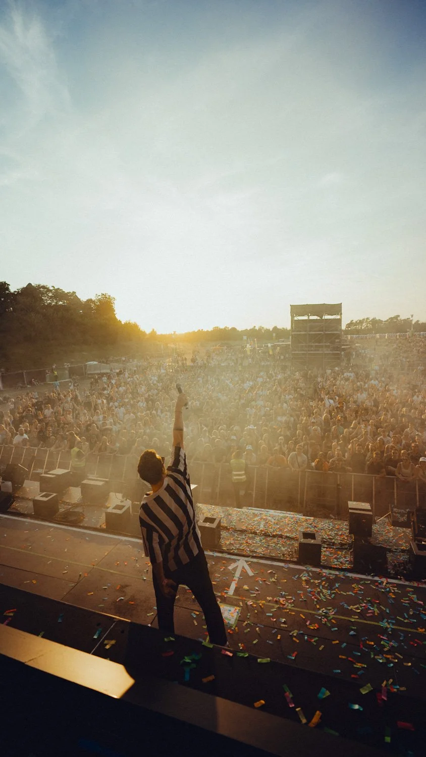 YouNotUs während seiner Show vorne an der Bühne auf dem Heidepark Festival