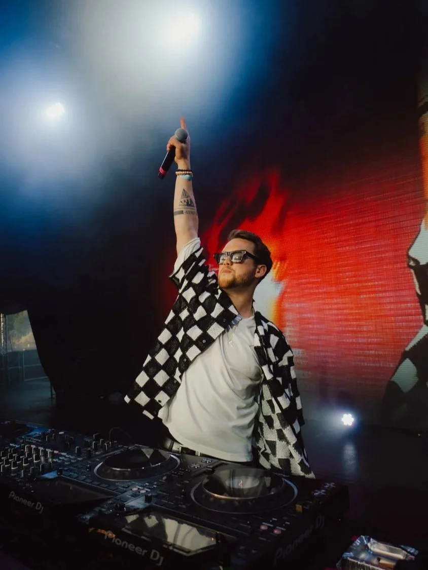 YouNotUs beim Sunset Beach Festival 2025 während der Show