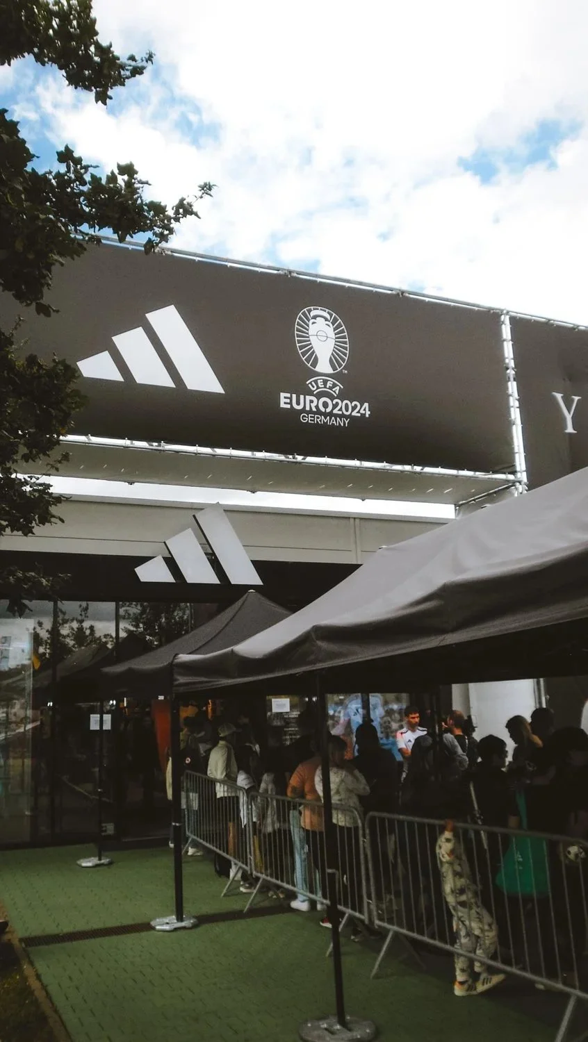 Professionelle Sportevent-Fotografie bei einer Adidas x DFB Markenaktivierung, umgesetzt von einem Fotografen und Videografen für Sportevents und Verbandskommunikation.