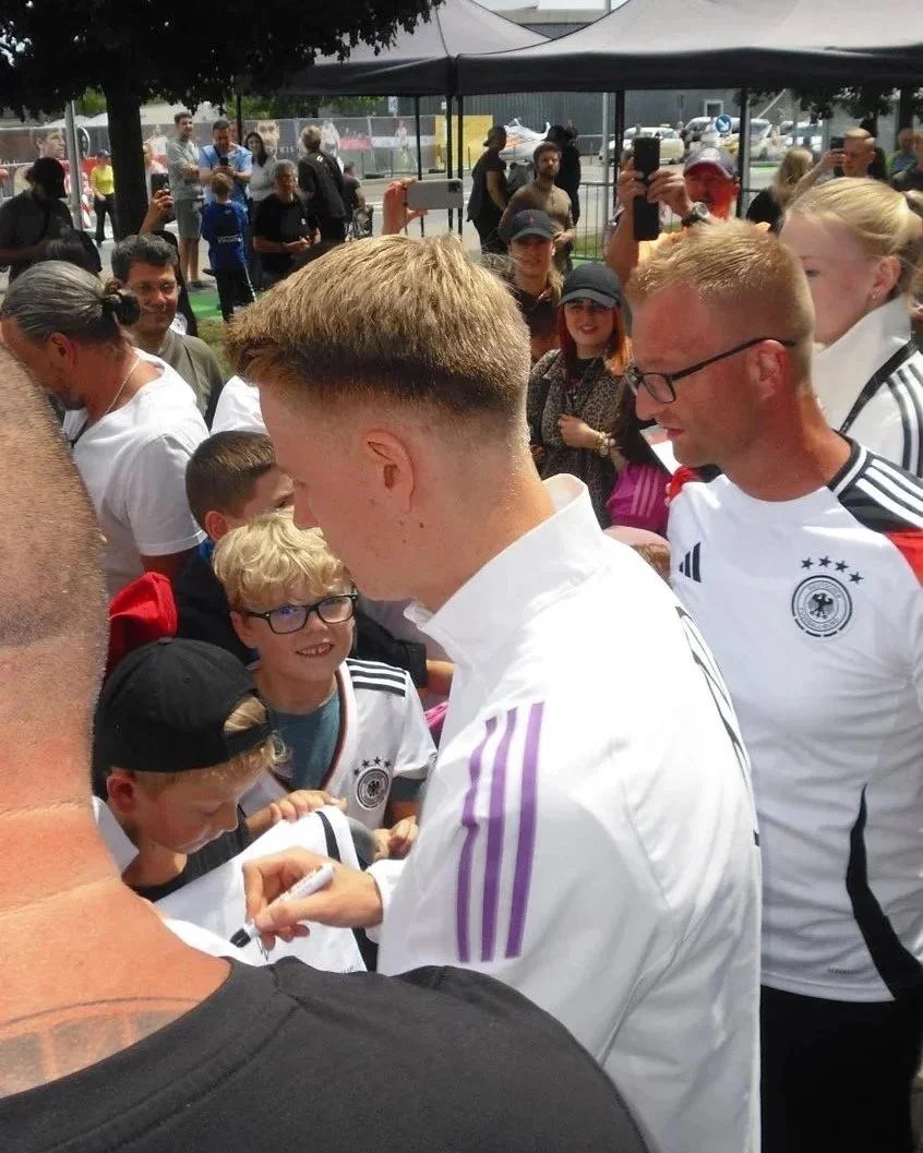 Eventfotografie einer Adidas x DFB Veranstaltung mit Fokus auf Fan-Interaktion, Atmosphäre und Sportmarketing im Live-Kontext.
