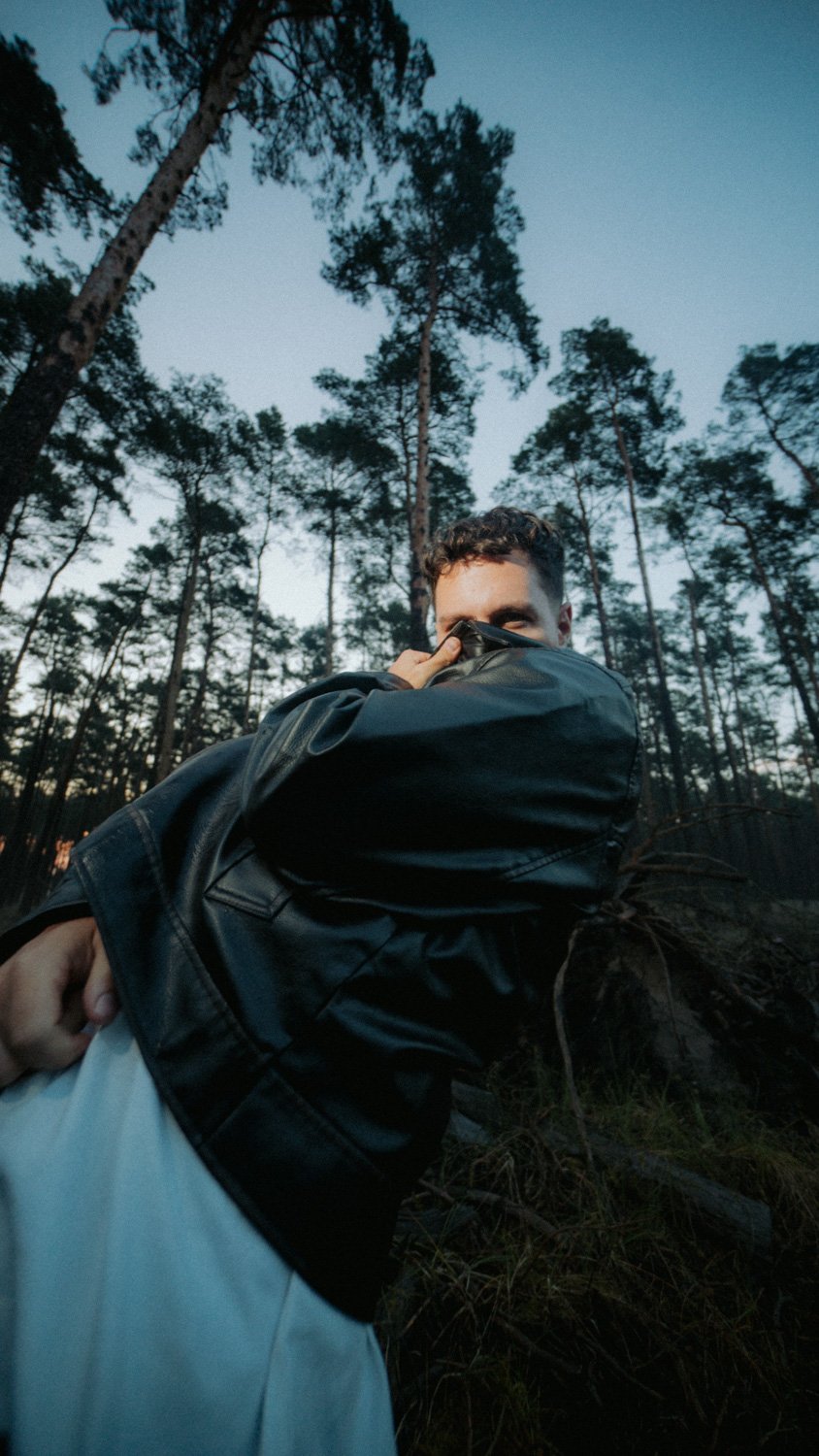 Fotoshooting von Lahos, dem Trompeter von Alle Farben, für Social Media Fotos