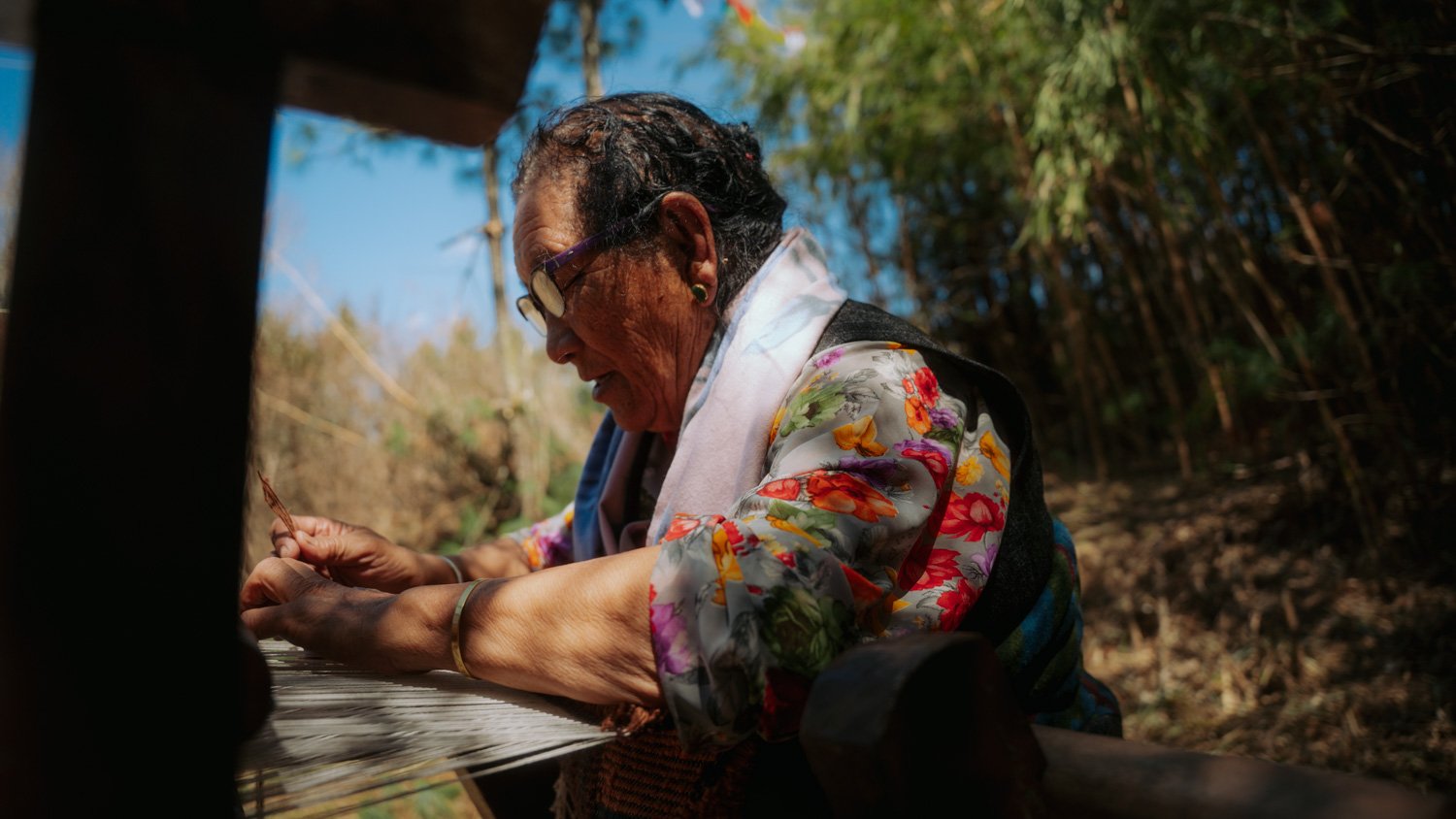 Amala, eine Knüpferin aus Nepal, für die Dokumentation zu 100 Jahre Bauhaus in Zusammenarbeit mit der Kunststiftung Sachsen-Anhalt