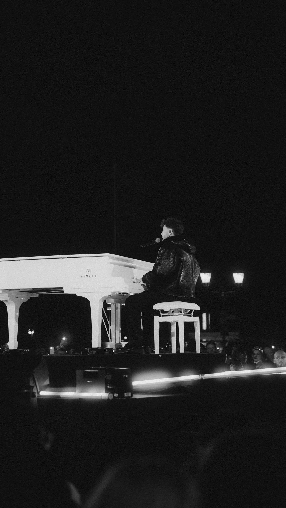 Live-Konzertfoto mit starker Publikumsenergie während der Bausa Show in Berlin.