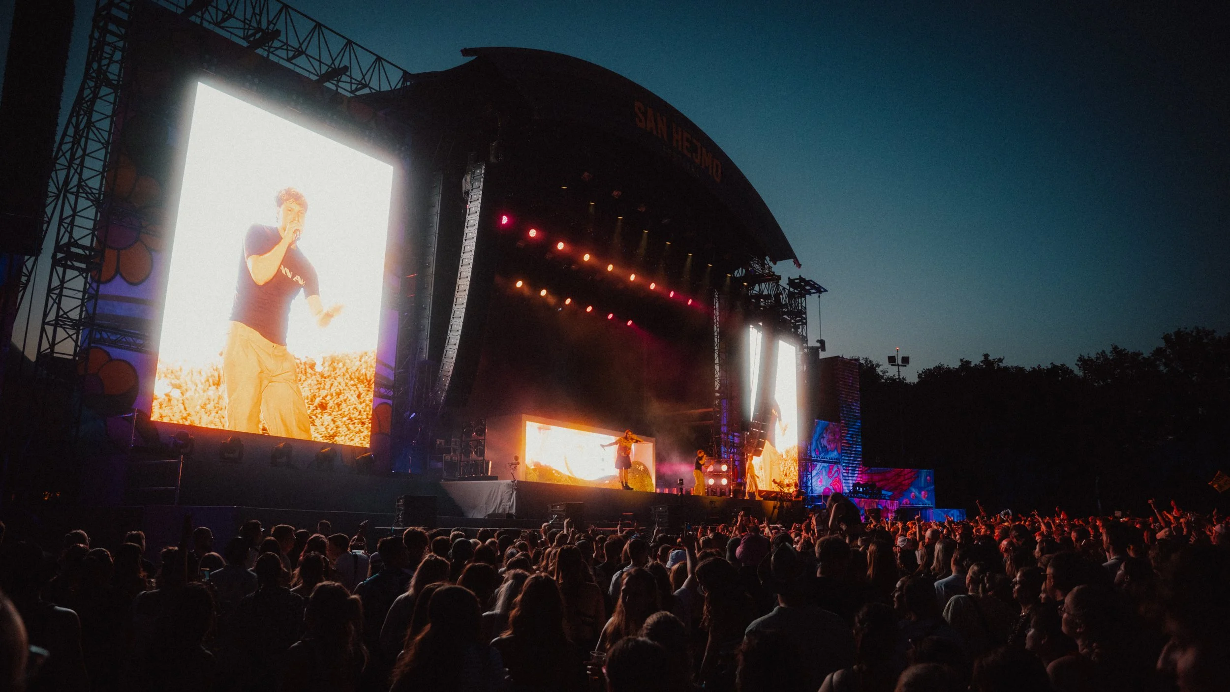 Weitwinkelaufnahme der Festivalshow von 01099 mit Bühne, Publikum und Festivalproduktion.