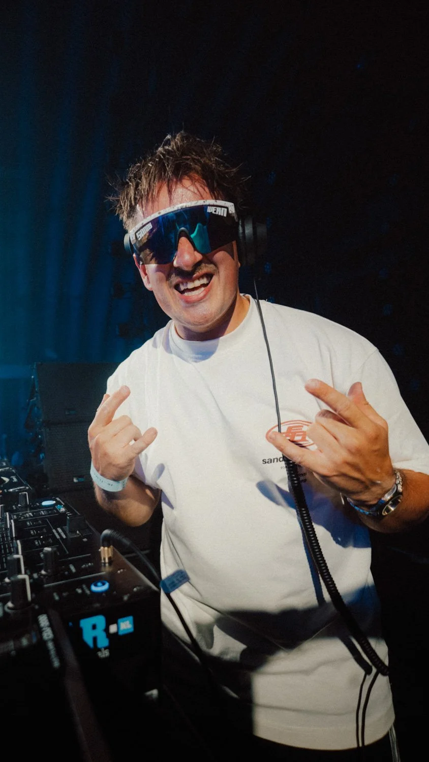 Nahaufnahme von Sonny Wern während seines DJ-Sets auf dem Parookaville Festival mit Fokus auf Emotion und Bühnenpräsenz.