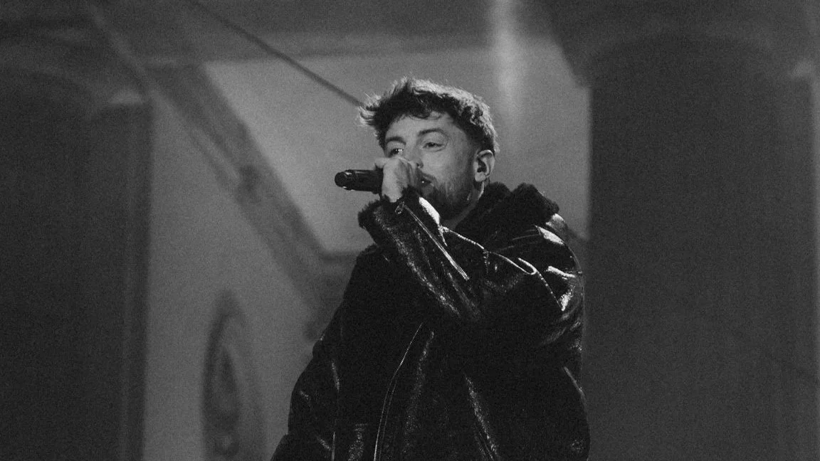 Nahaufnahme von Bausa während seines Live-Auftritts in Berlin, die Emotion und Bühnenpräsenz des Künstlers zeigt.