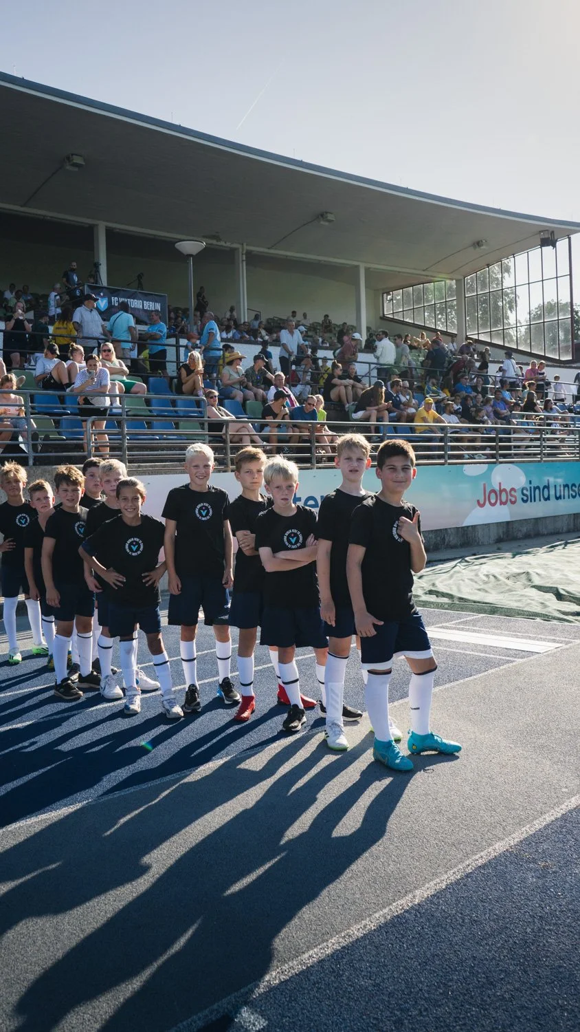DFB-Pokal football photography capturing Viktoria Berlin in a cup match atmosphere, shot by a professional sports photographer under competitive conditions.
