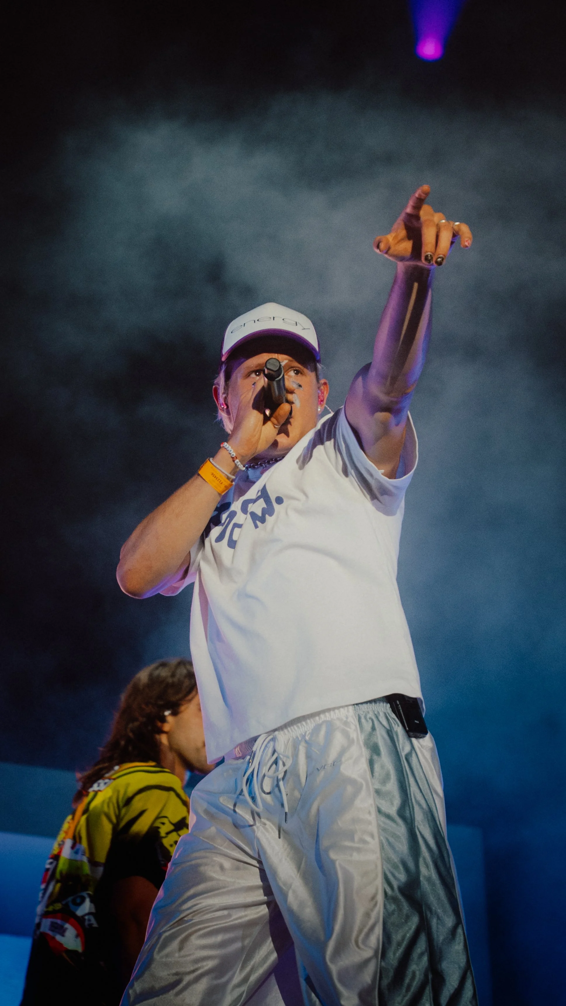 Nahaufnahme von 01099 während eines Festivalauftritts mit Fokus auf Emotion und Bühnenpräsenz.