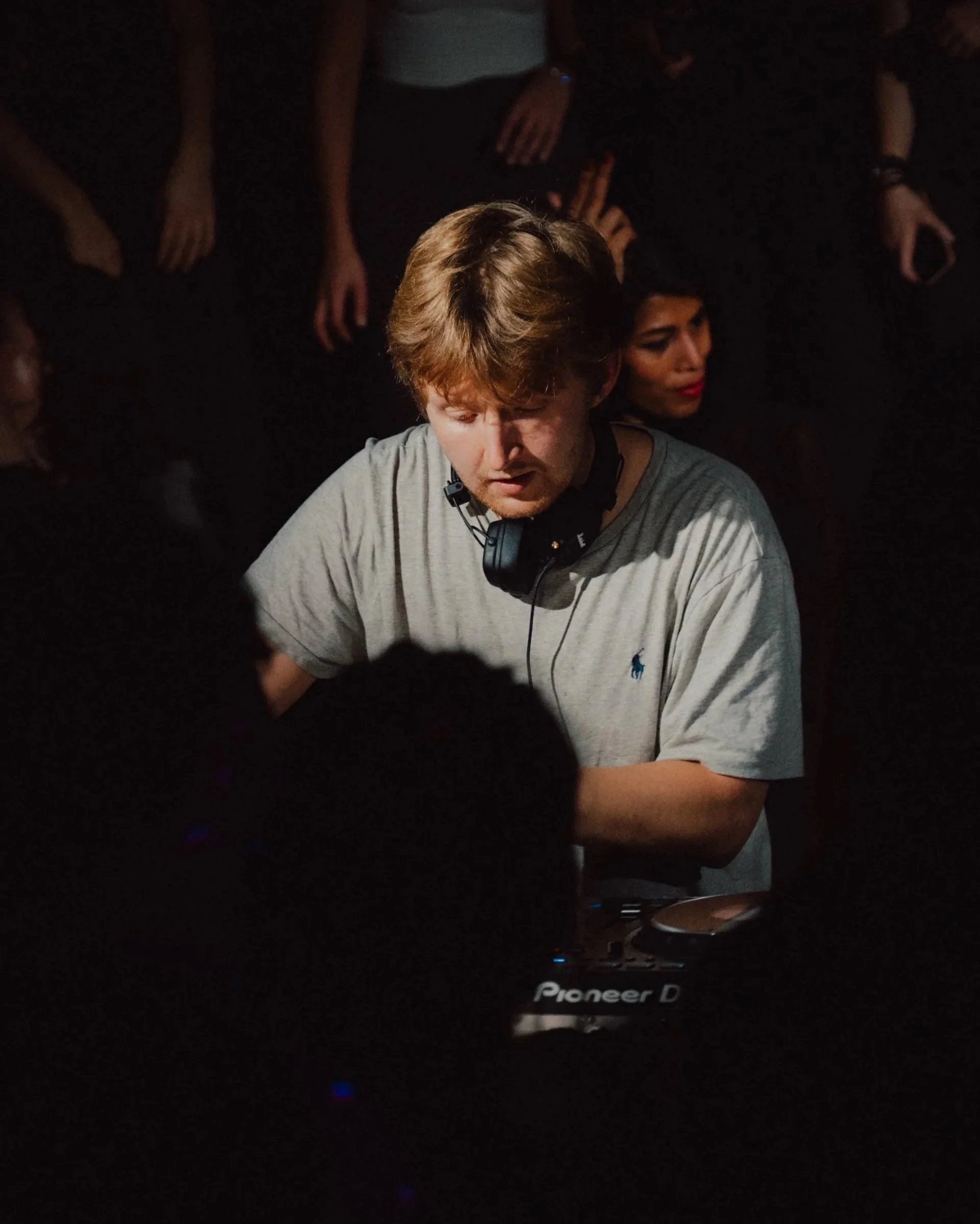 Club show photography capturing the intimate atmosphere of Oskar med K’s live performance in Berlin.