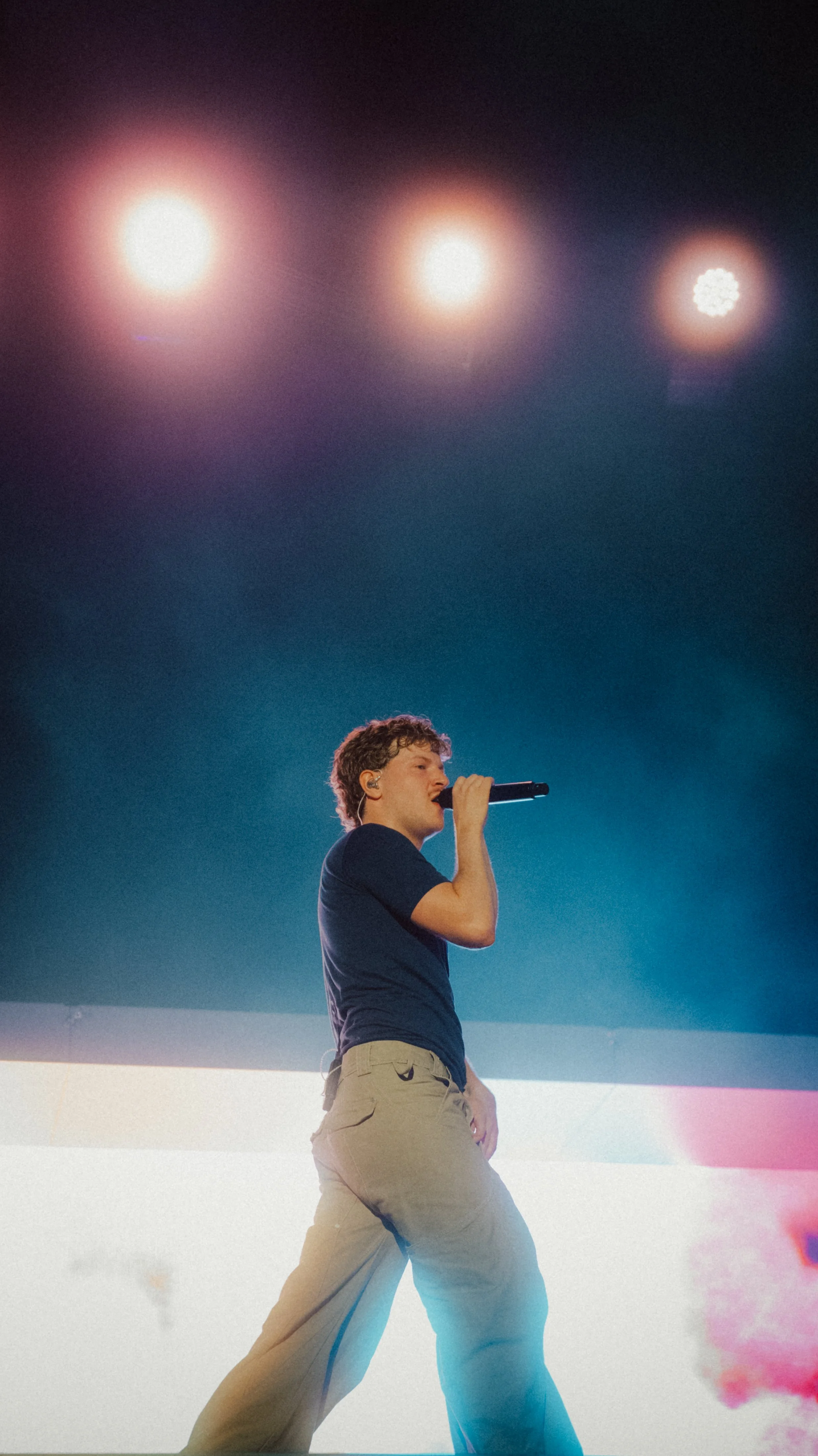 Künstlerische Festivalaufnahme von 01099, die Musik, Licht und Stimmung visuell verbindet.