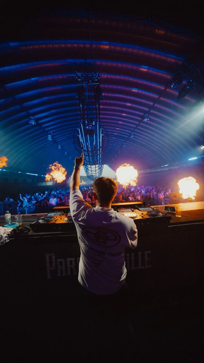 Festivalfoto mit Blick auf Sonny Wern und die feiernde Crowd während seines Auftritts auf dem Parookaville Festival.