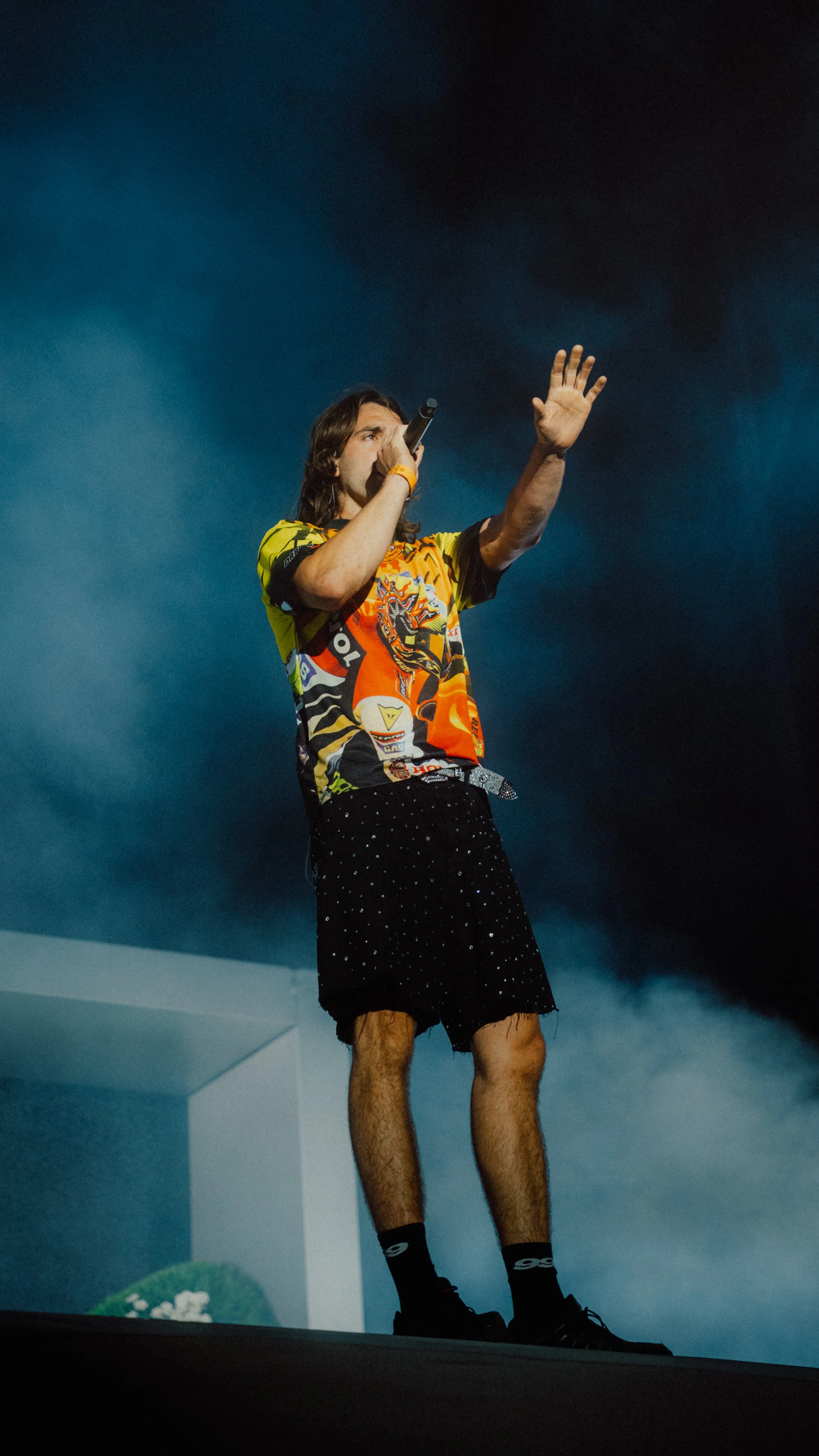 Live-Festivalfotografie von 01099 bei einer Abendshow mit starker Lichtstimmung und Bühneneffekten.