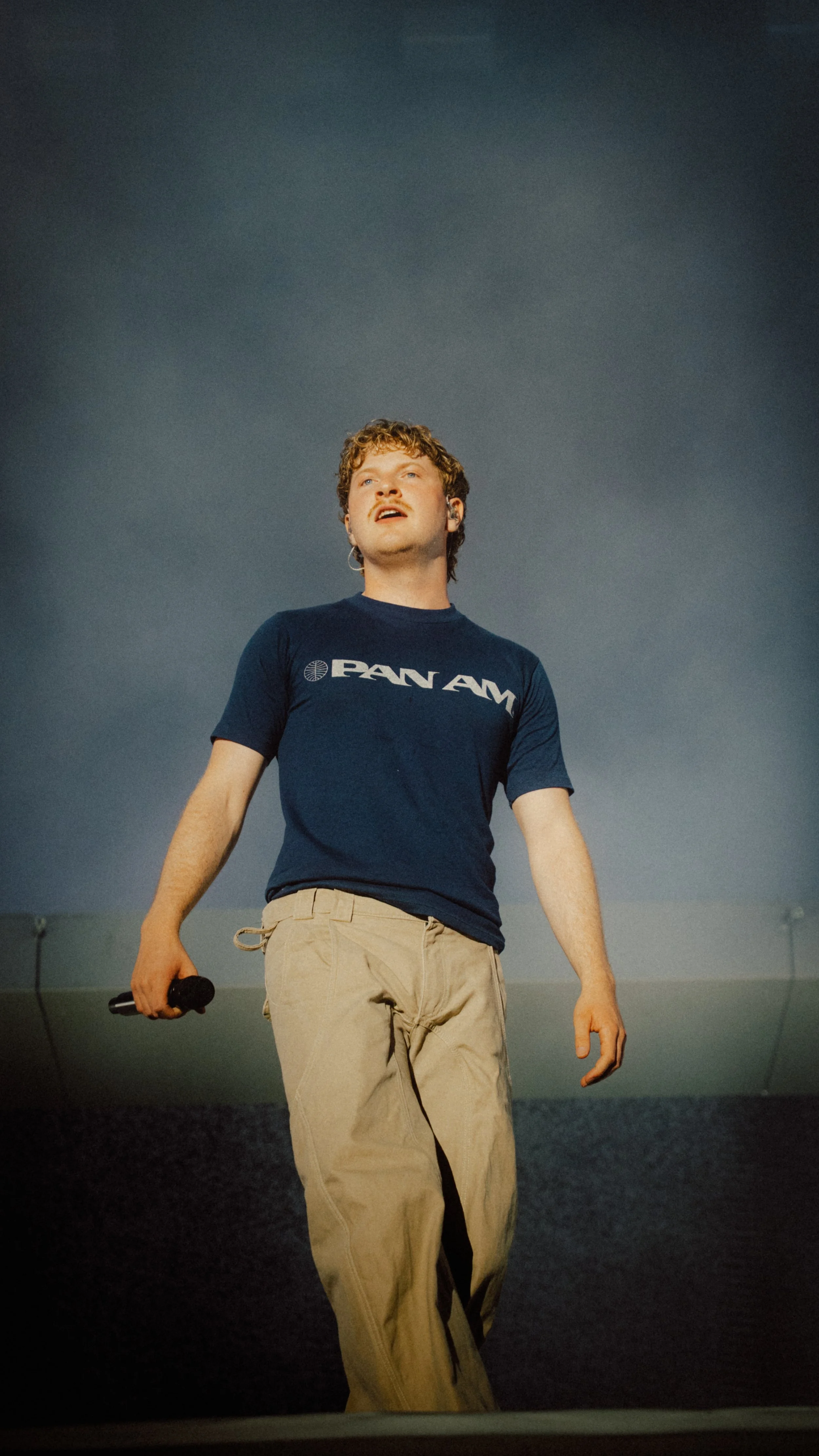 Festivalfoto von 01099 mit feiernder Crowd und intensiver Live-Atmosphäre.