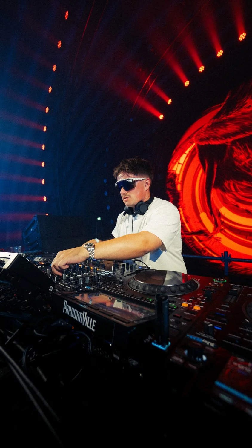 Festivalfotografie von Sonny Wern bei seinem Live-Auftritt auf dem Parookaville Festival, aufgenommen von einem professionellen Festivalfotografen.