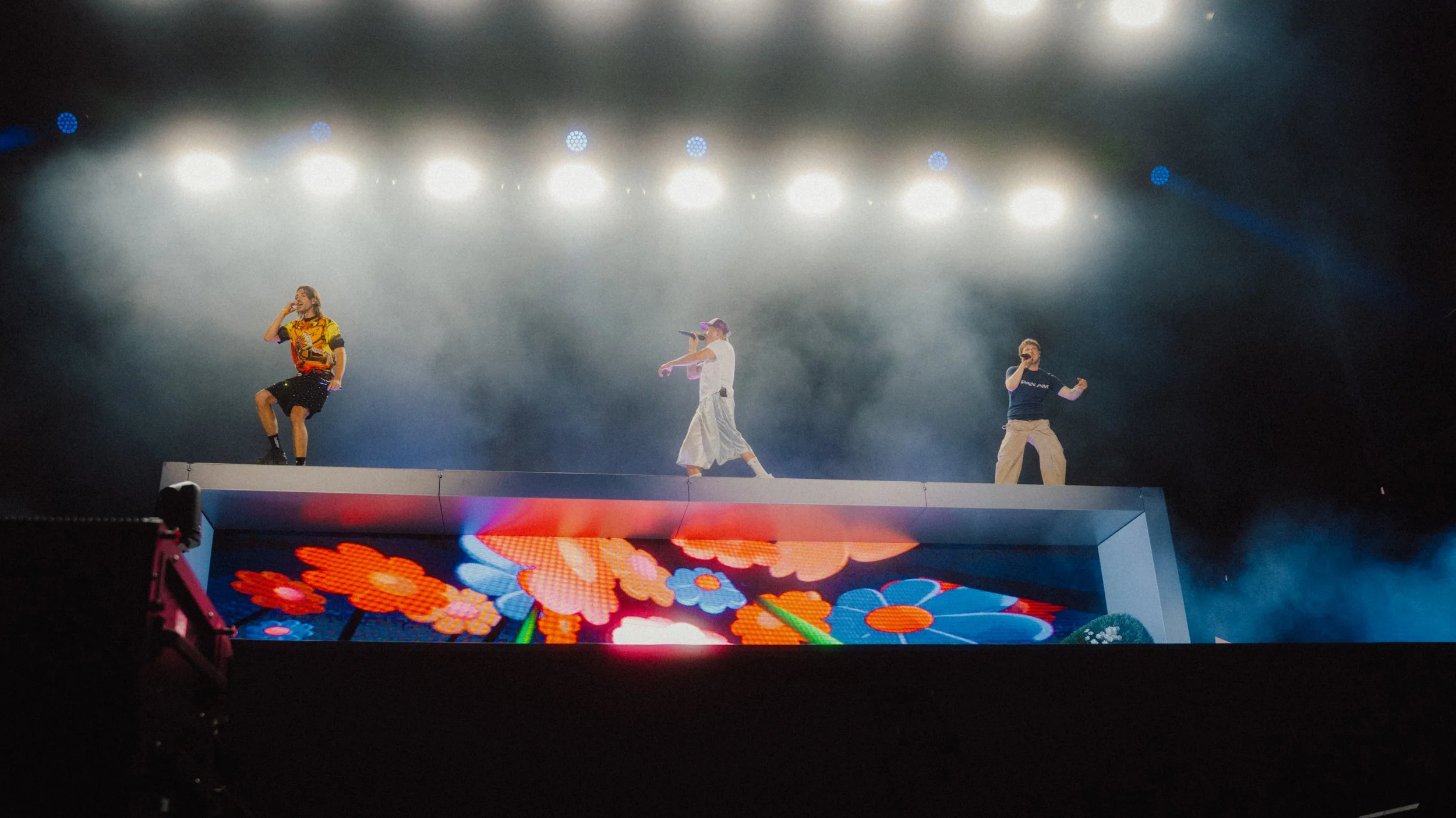 Festivalfotografie von 01099 bei einer energiegeladenen Live Show auf einer großen Festivalbühne.