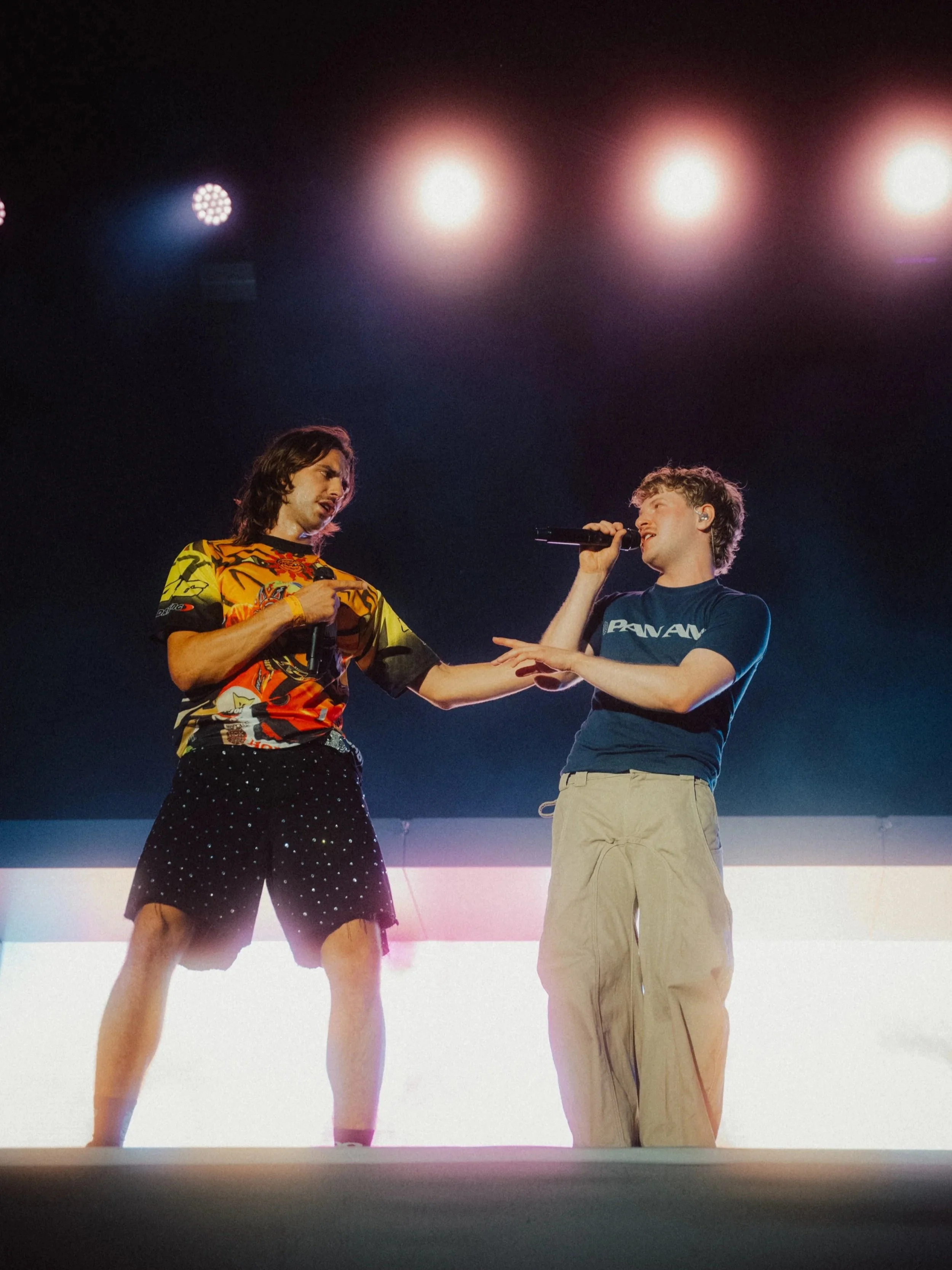 Dynamische Festivalaufnahme von 01099 in Bewegung während eines energiegeladenen Live-Auftritts.