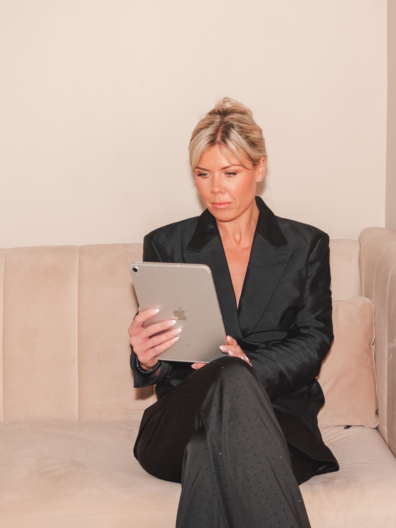 The face says it all 🫢 
I get married in 4 weeks can you help VS
I get married in 4 months can you help. 

Believe it or not we are not magicians ! 🧙&zwj;♀️ 

Timing is key.
Consultations are key. 
Yes good results come from treatments ; but the be