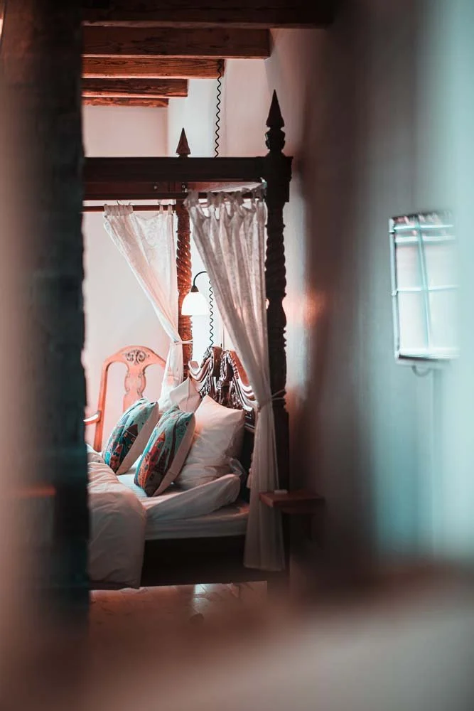 Himmelseng detalje, gardiner, farverige puder, mansardvindue