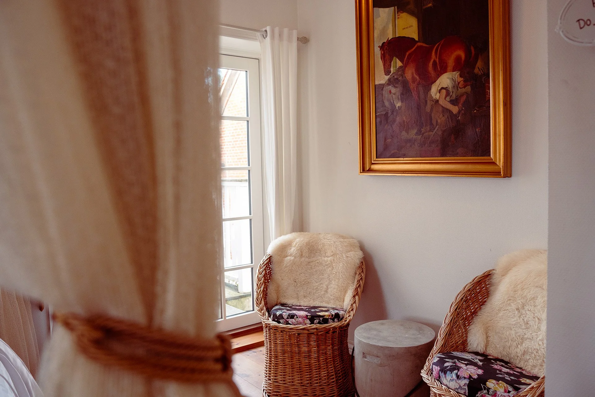 Kurvstol tæppe maleri vindueslys hotelværelse