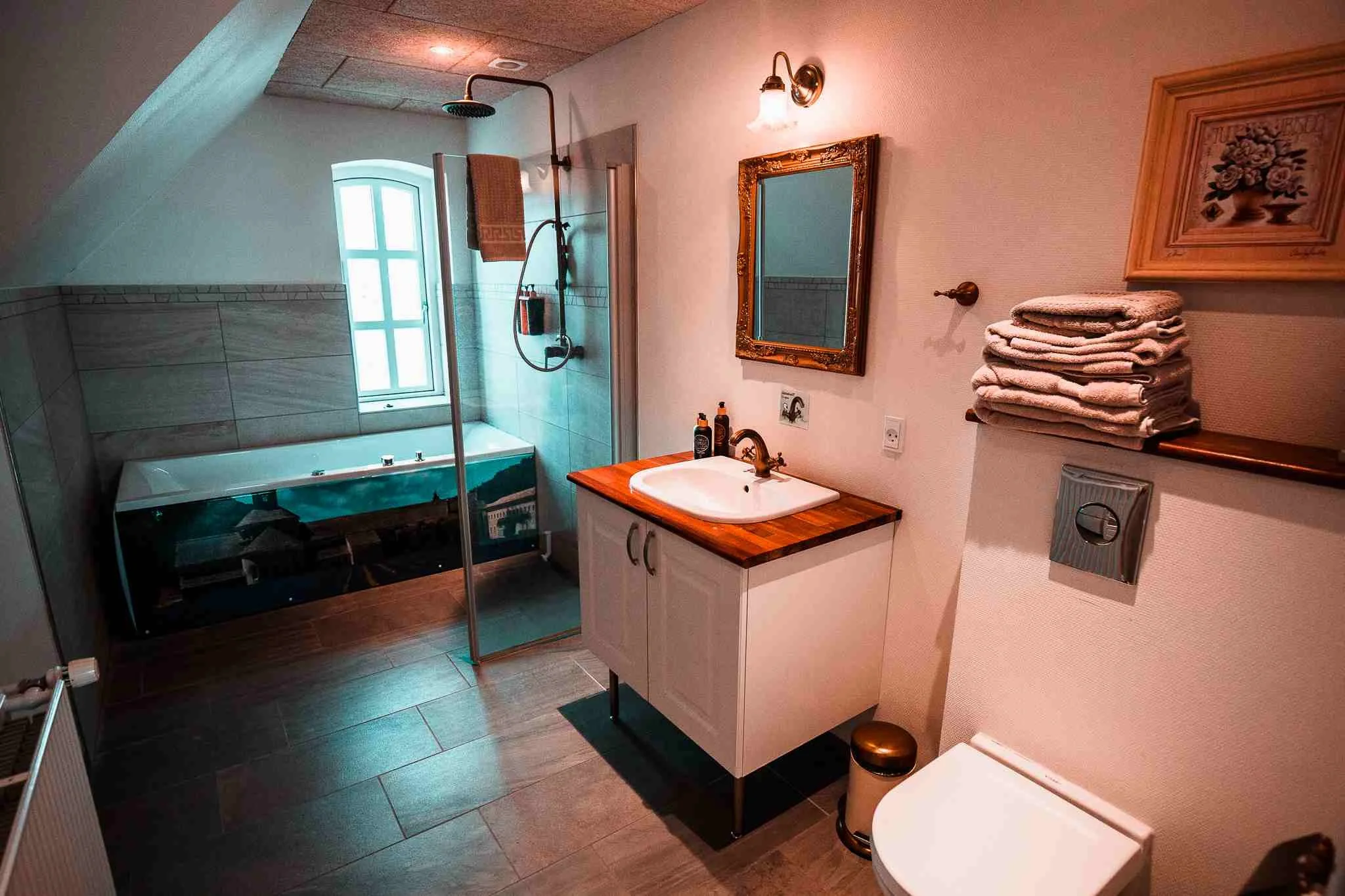 Provence Suite badeværelse, badekar, bruser, håndvask, guldspejl