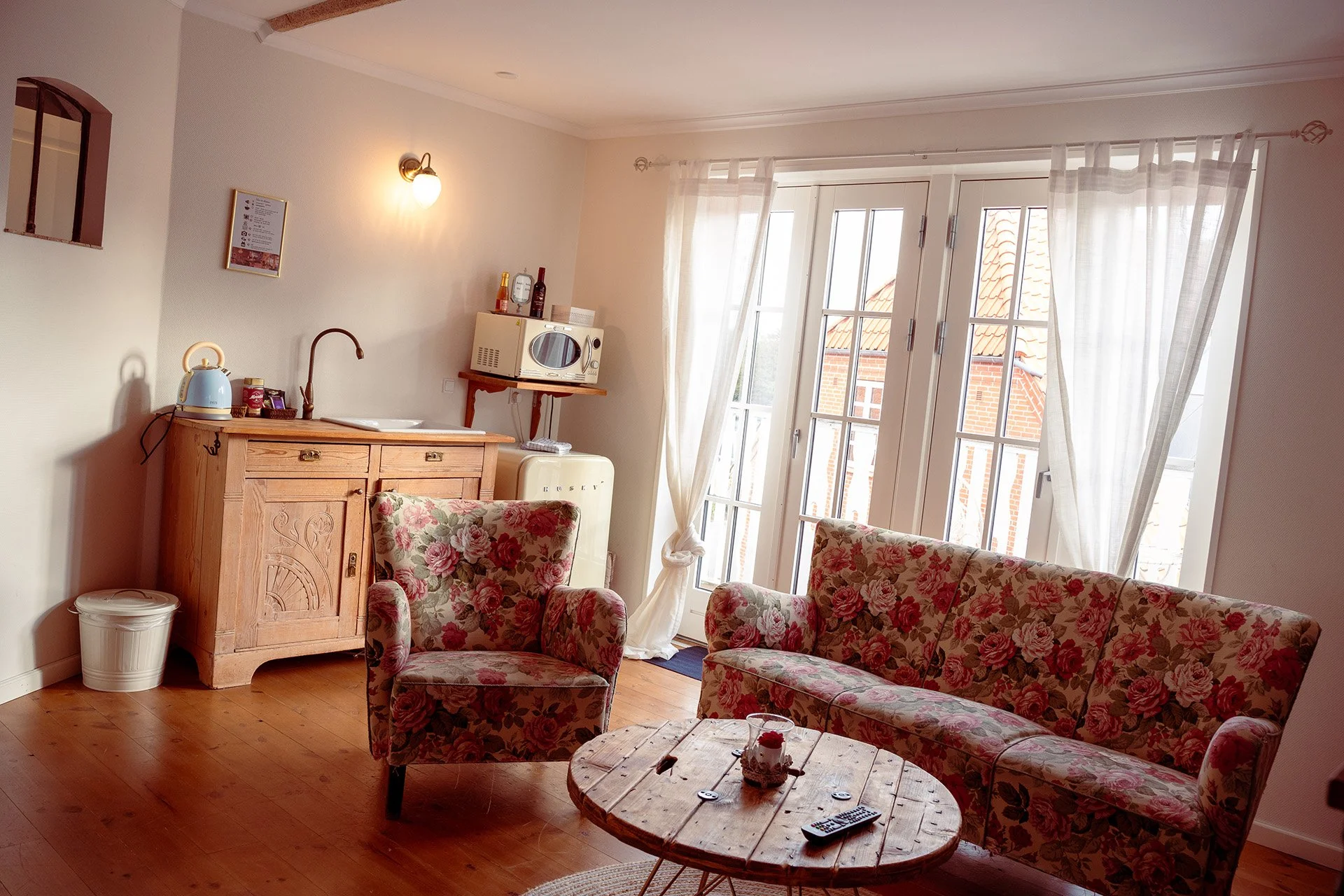 Lyst køkken, vintage køkkengrej, blomstret sofa, franske døre