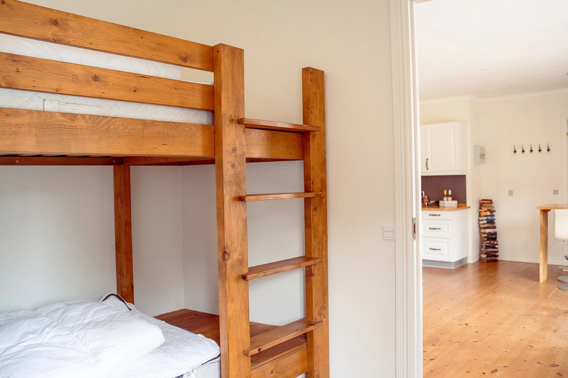 Trækøjeseng, hvidt rum, badeværelse baggrund