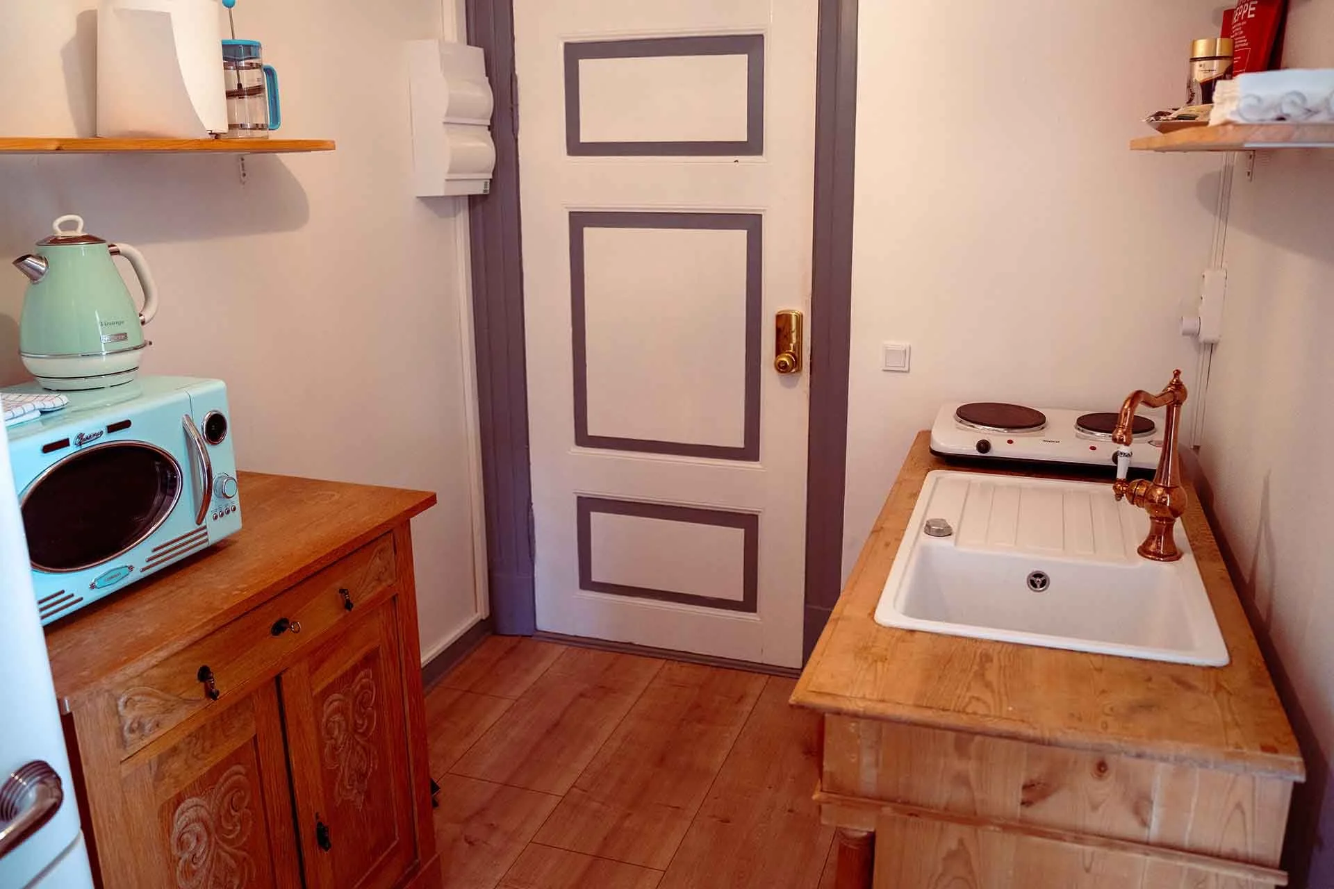 Vintage køkken, kobber armatur, elkomfur, mintgrøn microovn