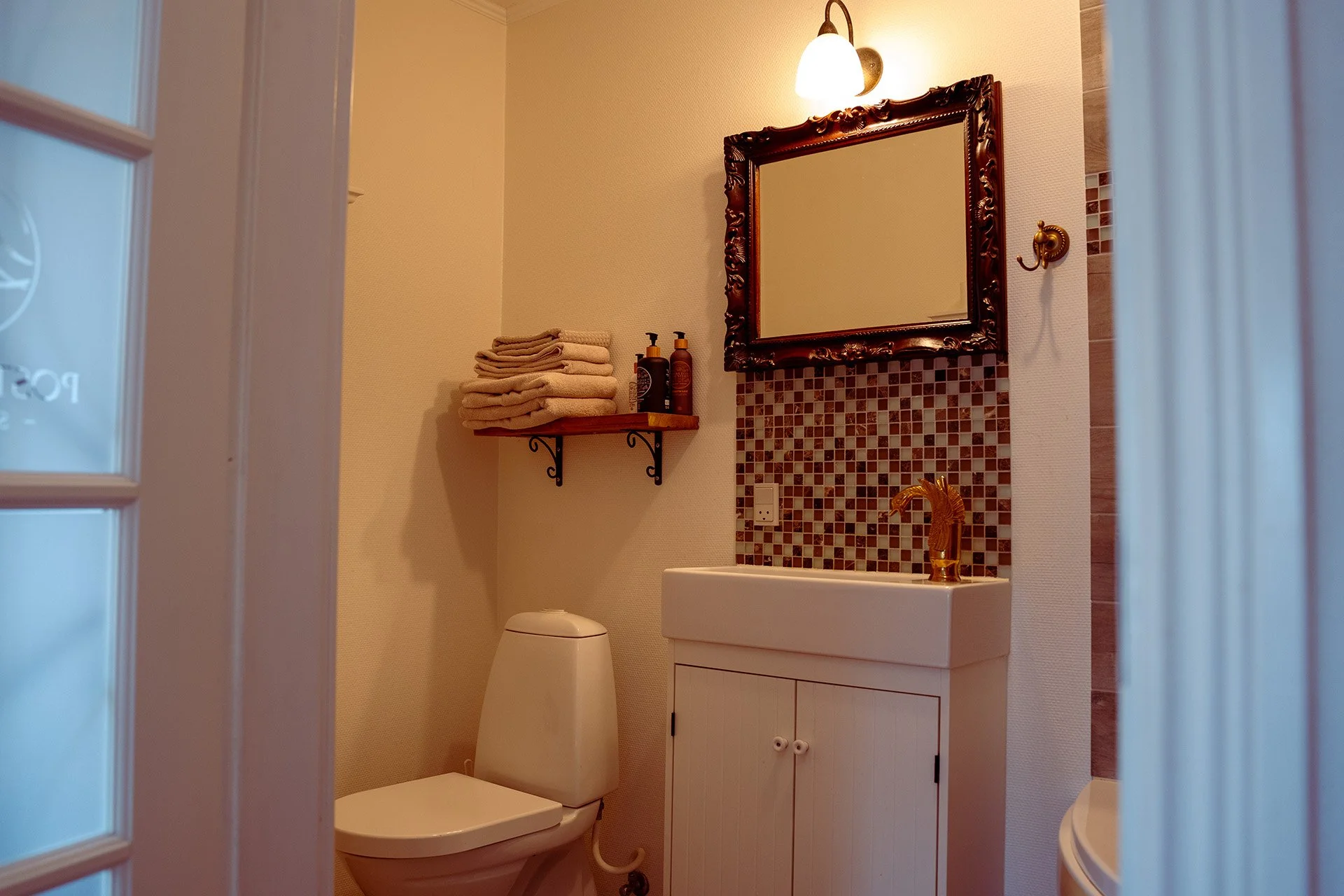 Badeværelse mosaik fliser spejl håndklæder