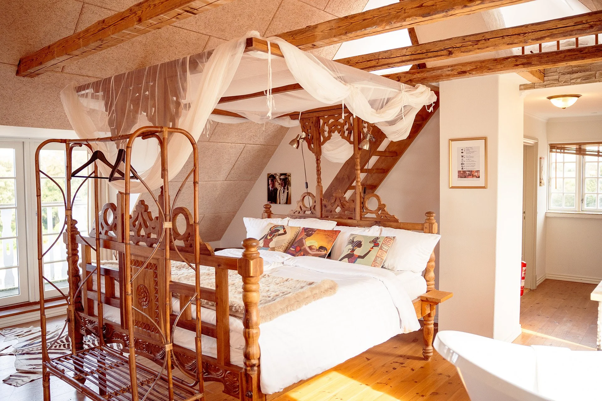 Himmelseng med baldakin, fritstående badekar, afrikanske puder, åbne bjælker