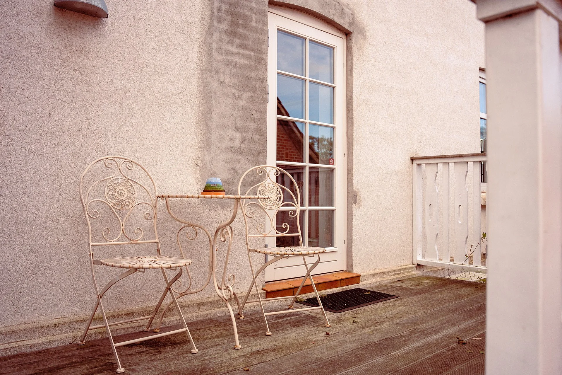 Privat terrasse hvidmalede møbler udsigt