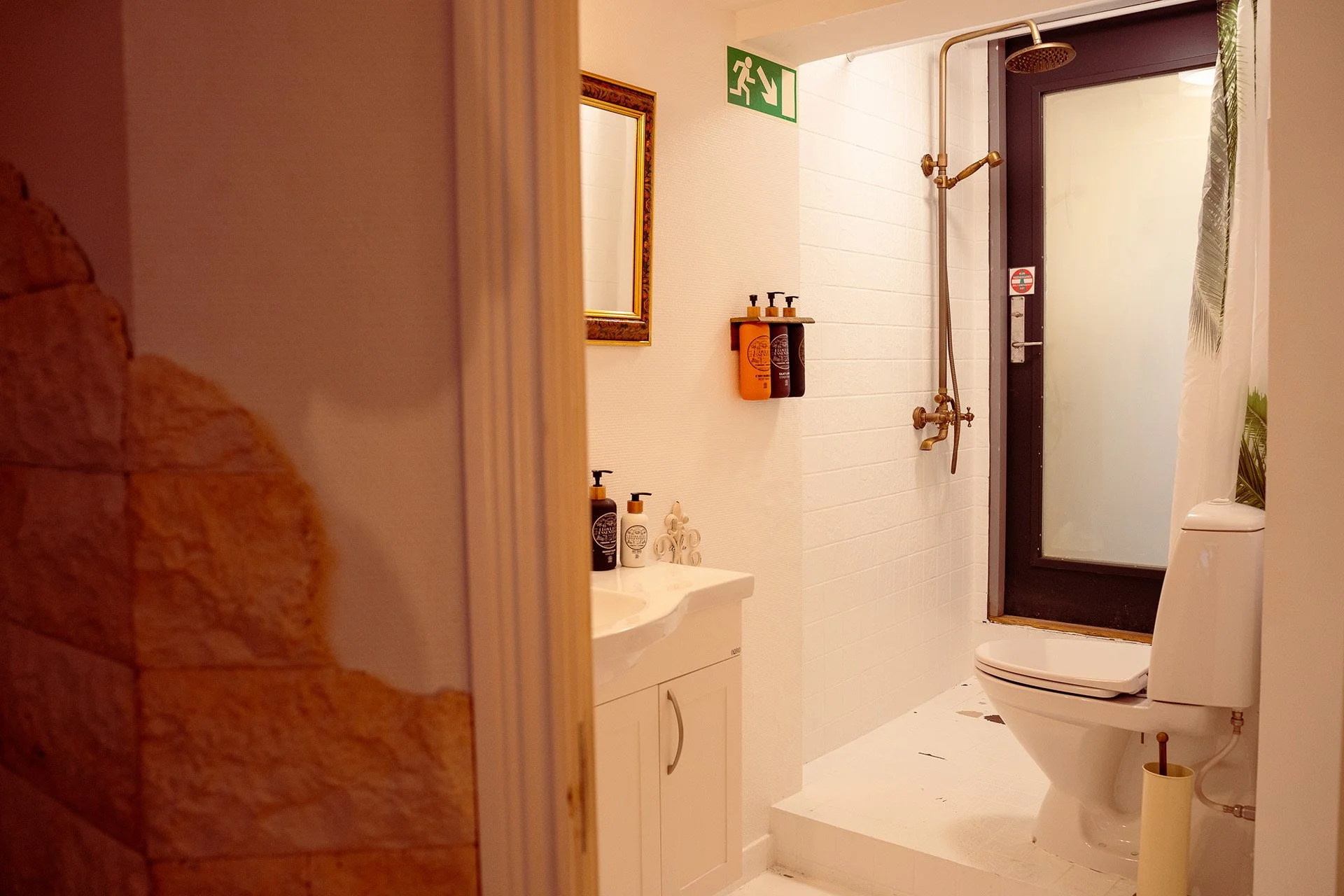 Badeværelse, bruser, guldspejl, håndvask