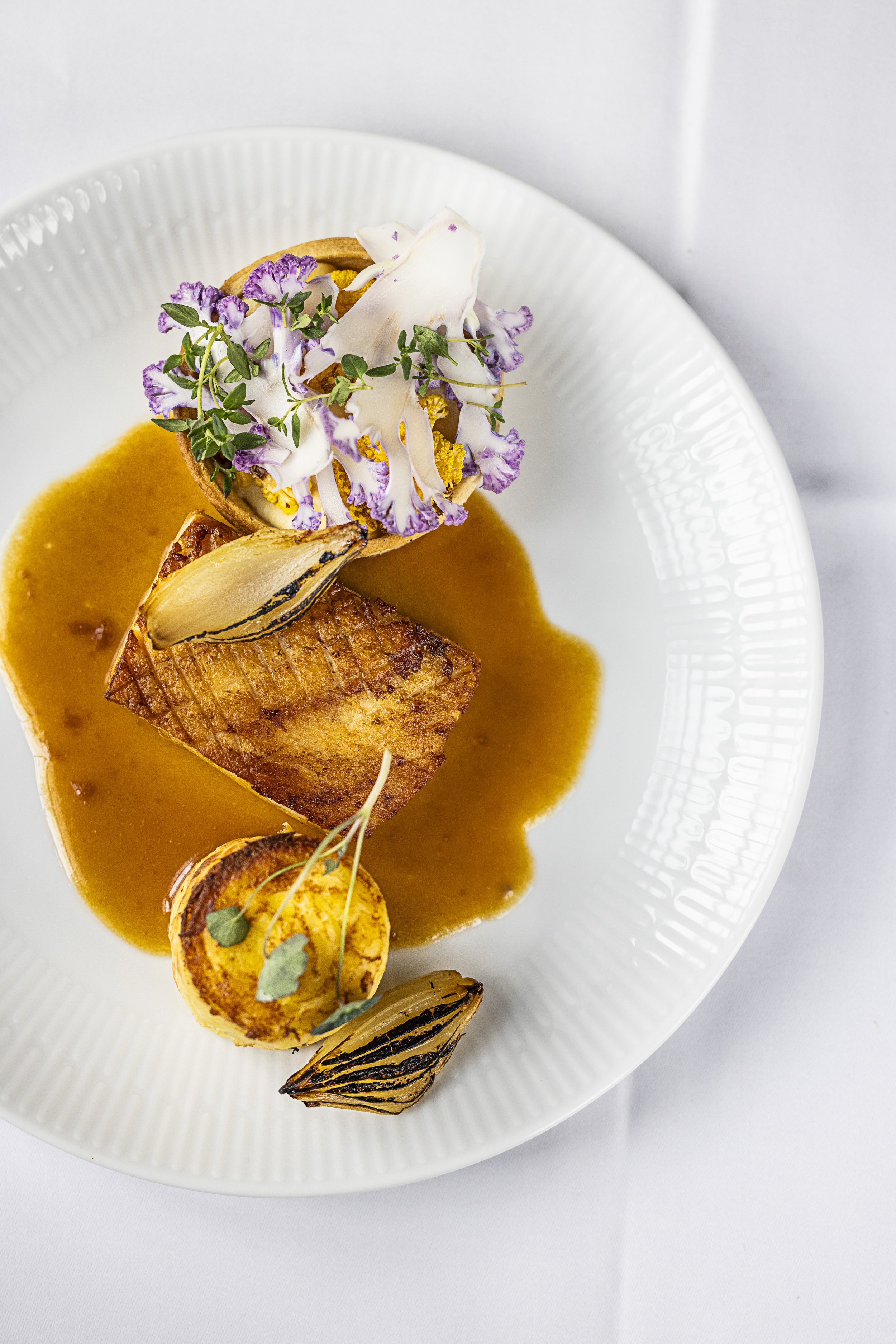 Gourmetret med grillet kød og blomster Det Blå Tog restaurant Postgården