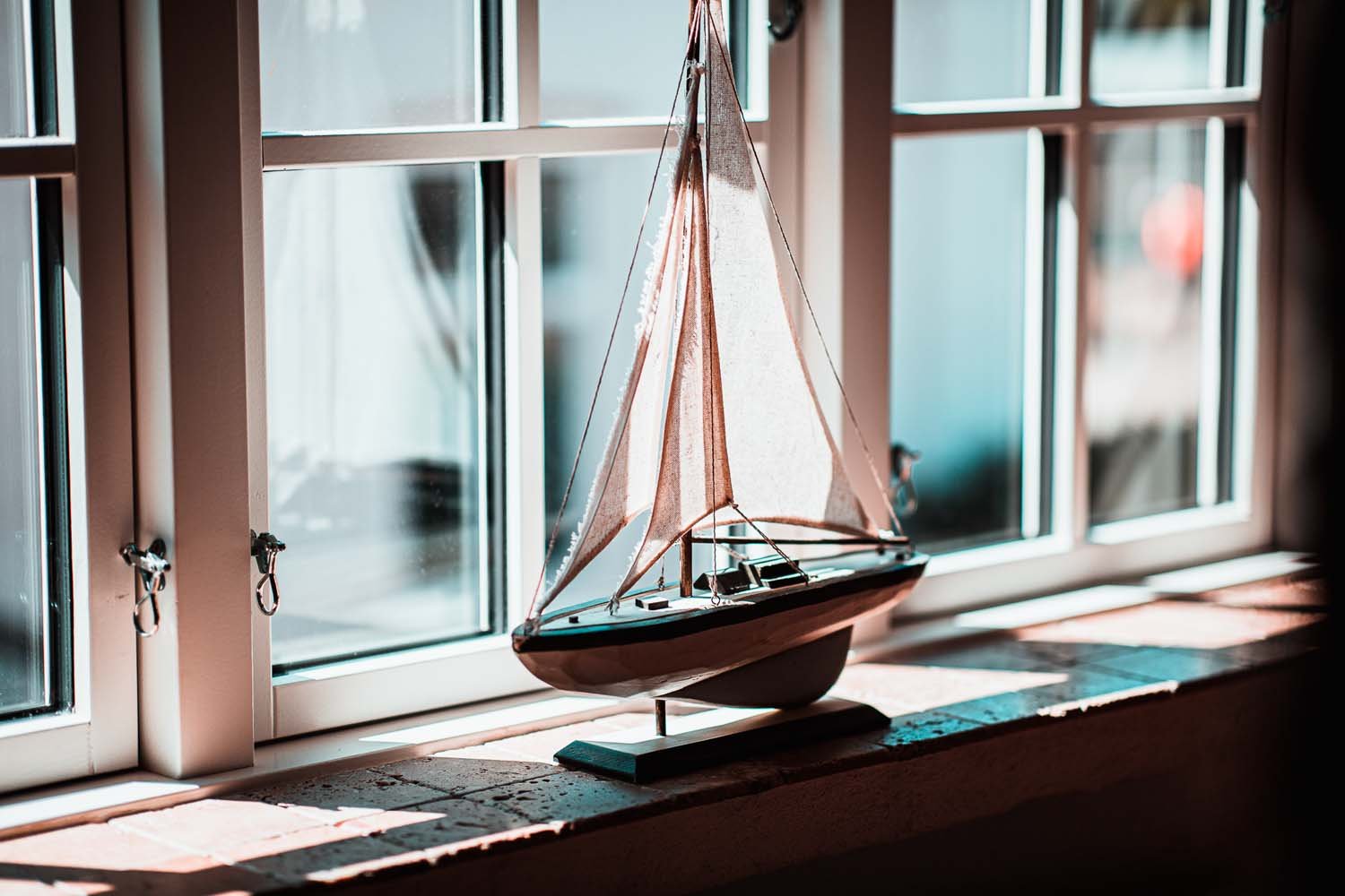 Vintage sejlbådsmodel, vindueskarmen, nautisk detalje