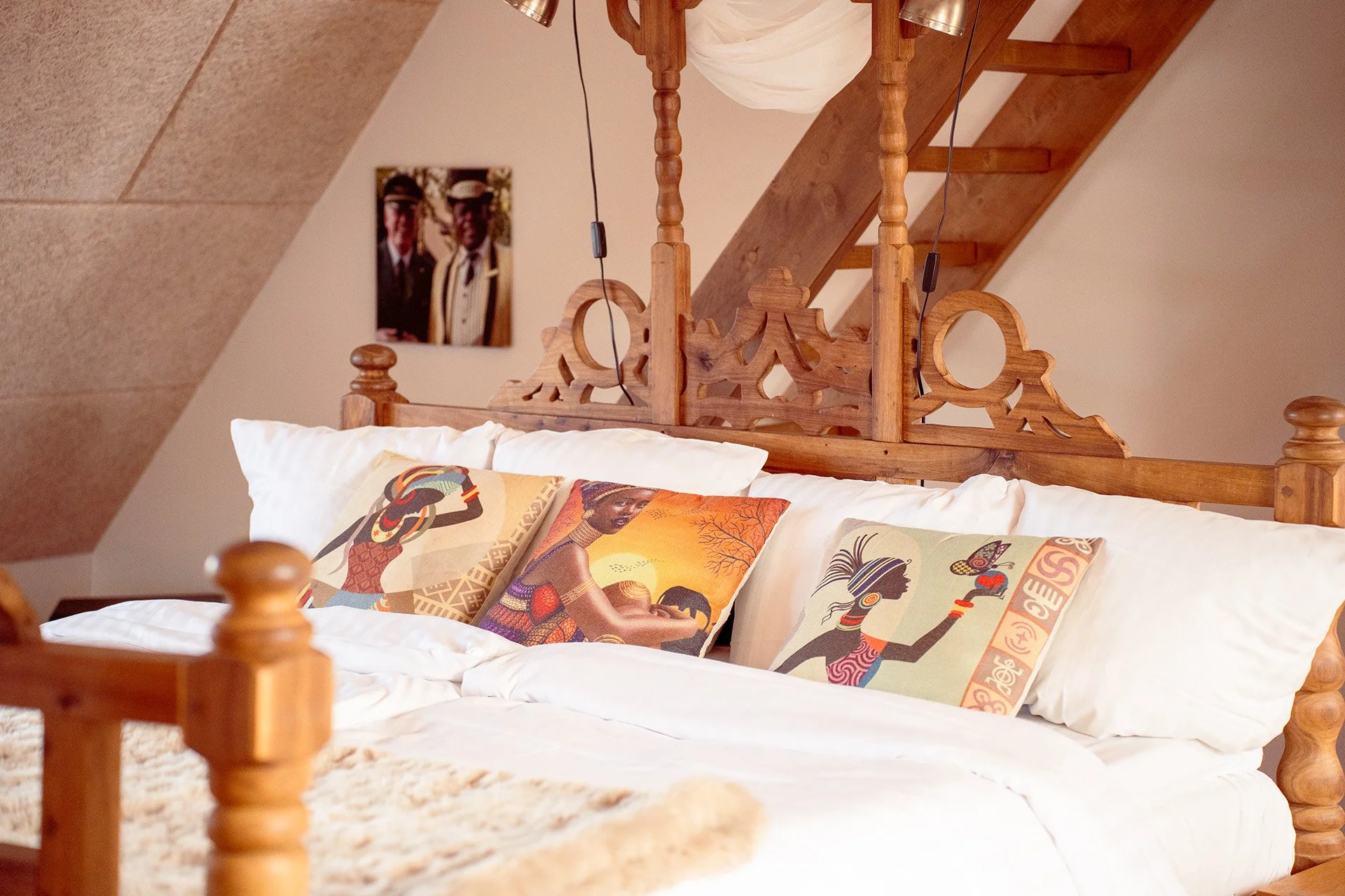 Afrikanske puder, udskåret træhimmelseng, mansardloft, loftsstige