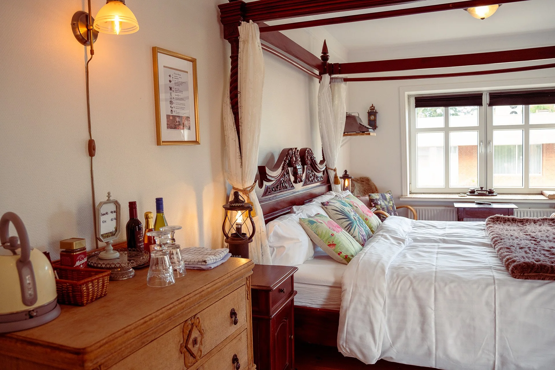 Dobbeltværelse natbord olielampe vin blomstrede puder